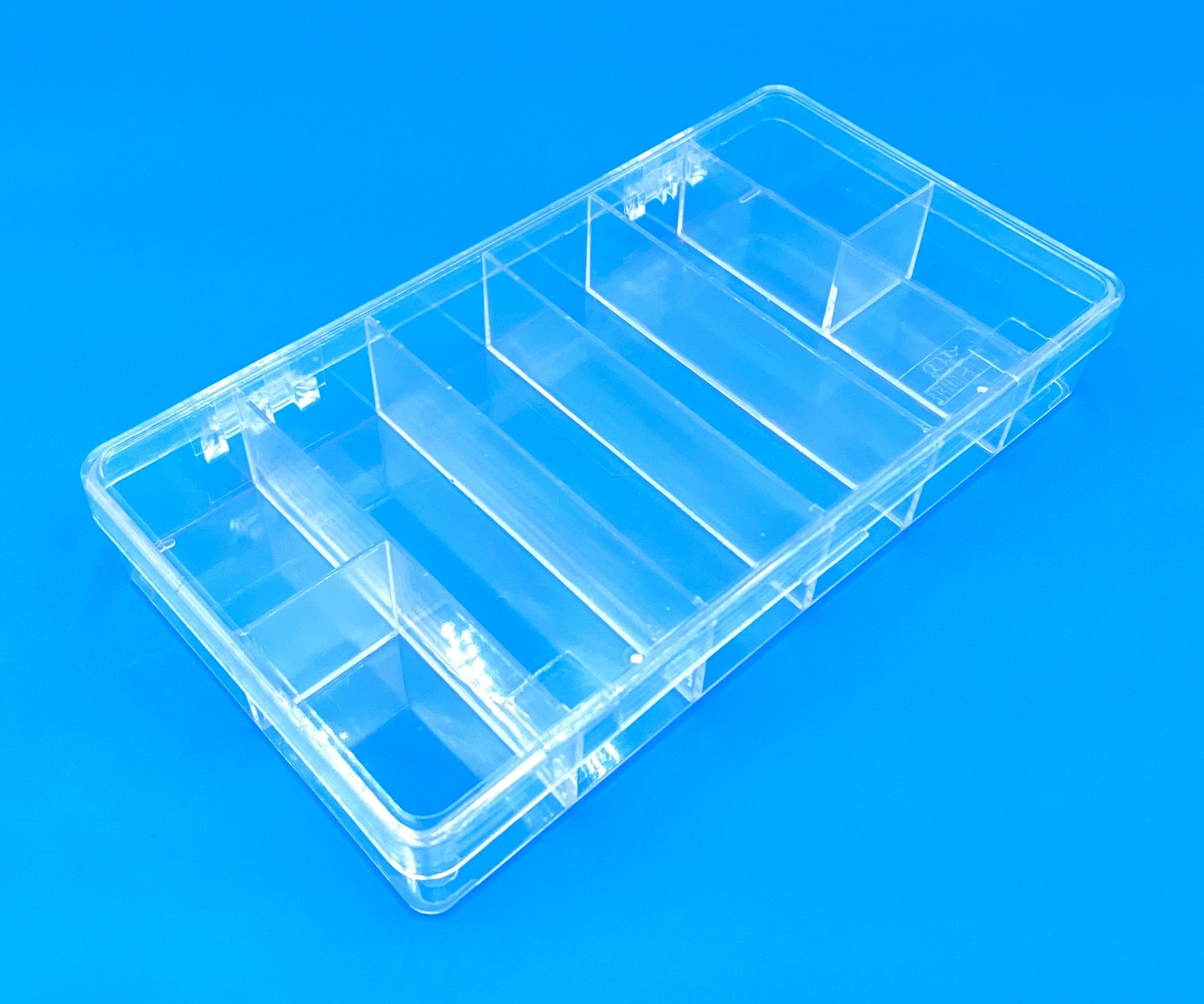 D26 case, 8 bays, molded in clear impact-protected copolymer, closed view 1