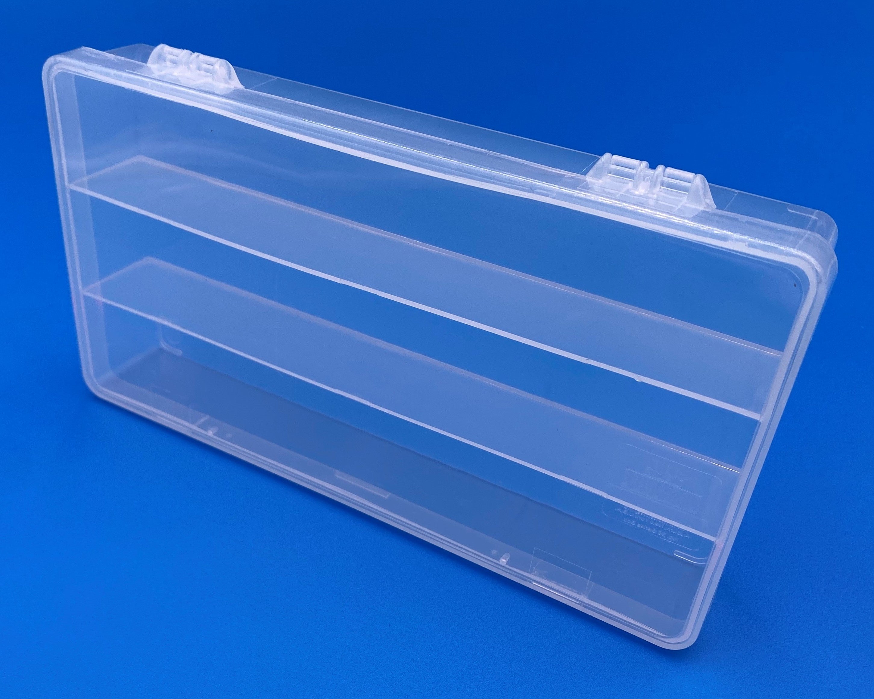 D26 case, 3 bays, molded in clear polypropylene, closed view 2