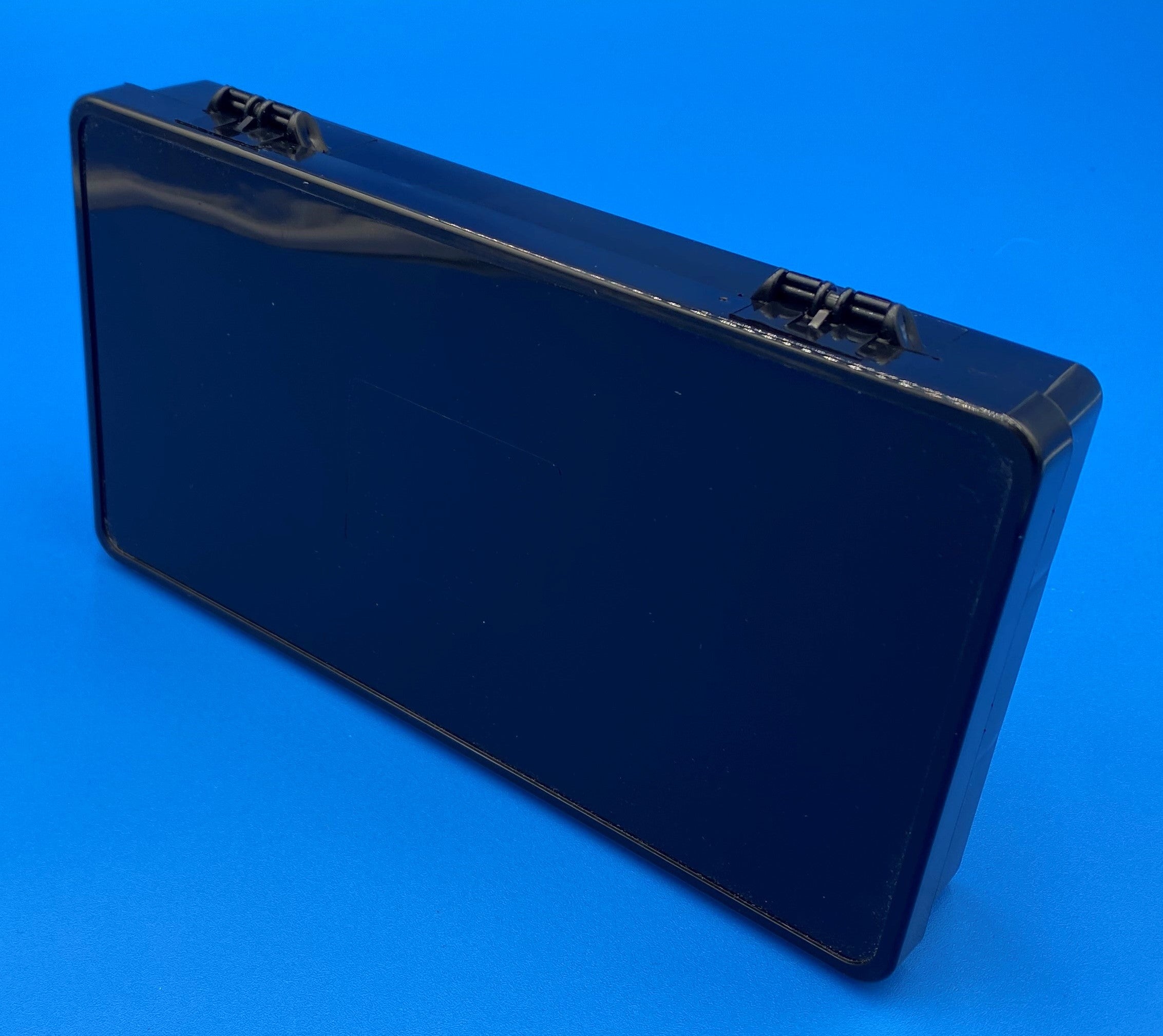 D26 case, 3 bays, molded in black conductive polymer, closed view 2
