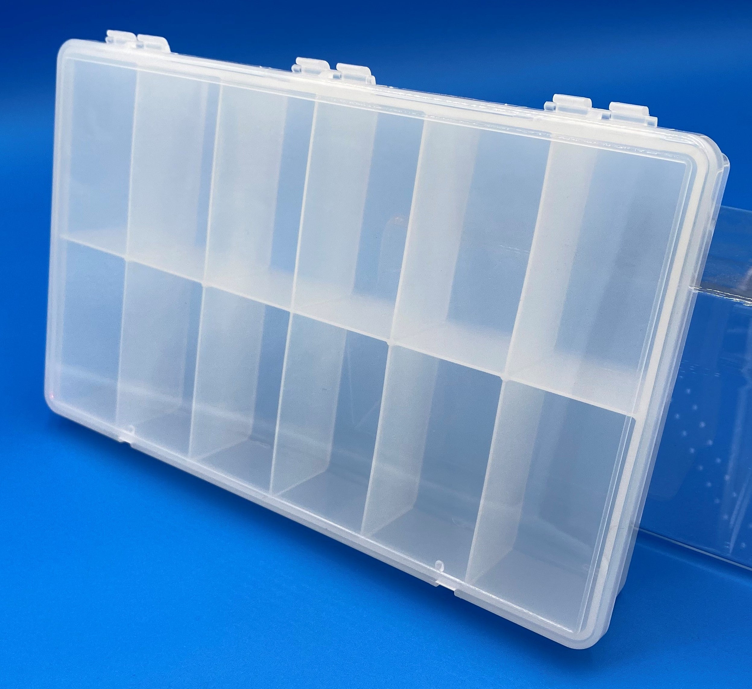 D55 case, 12 bays, molded in clear polypropylene, closed view 2