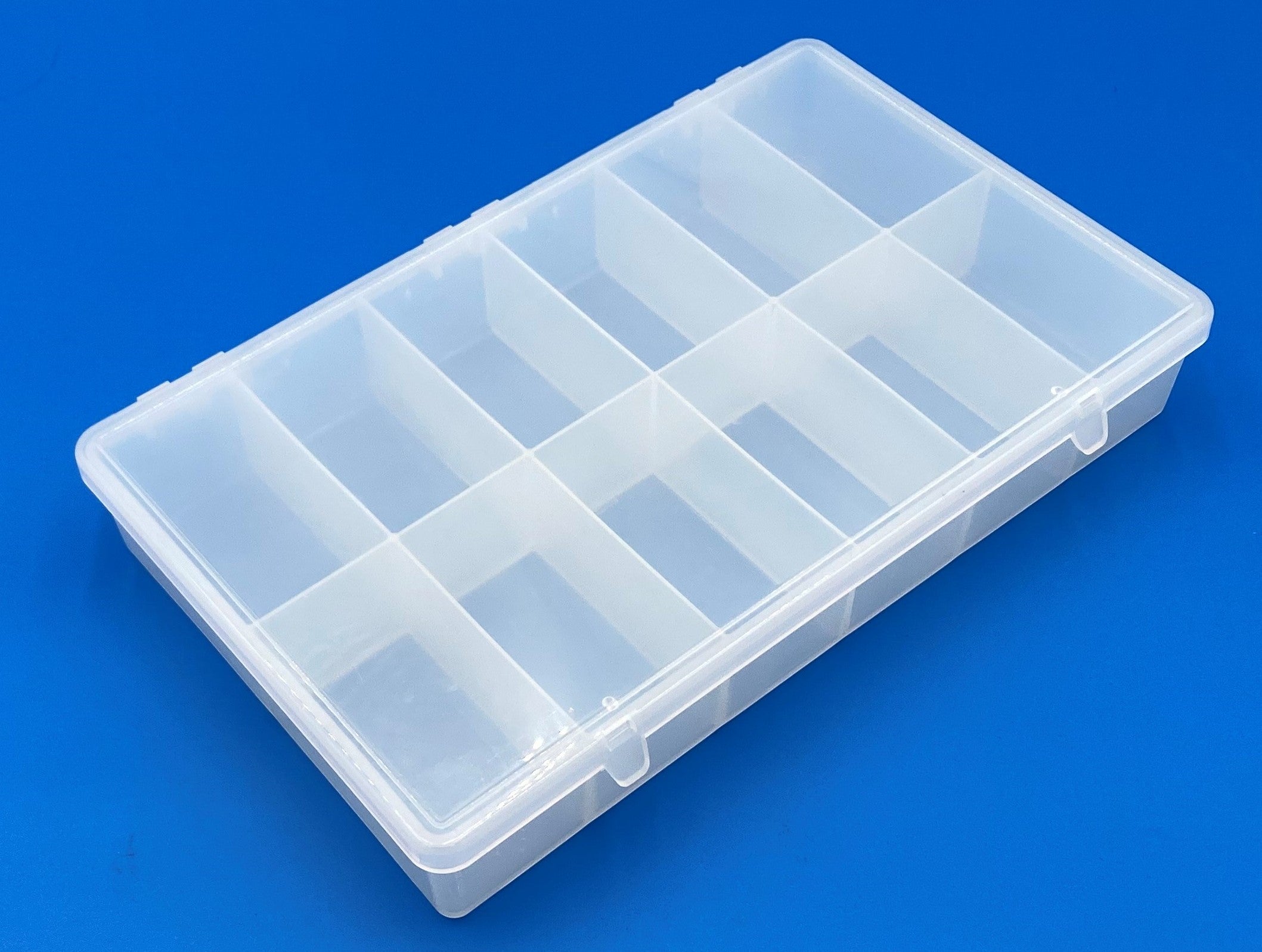 D55 case, 12 bays, molded in clear polypropylene, closed view 1
