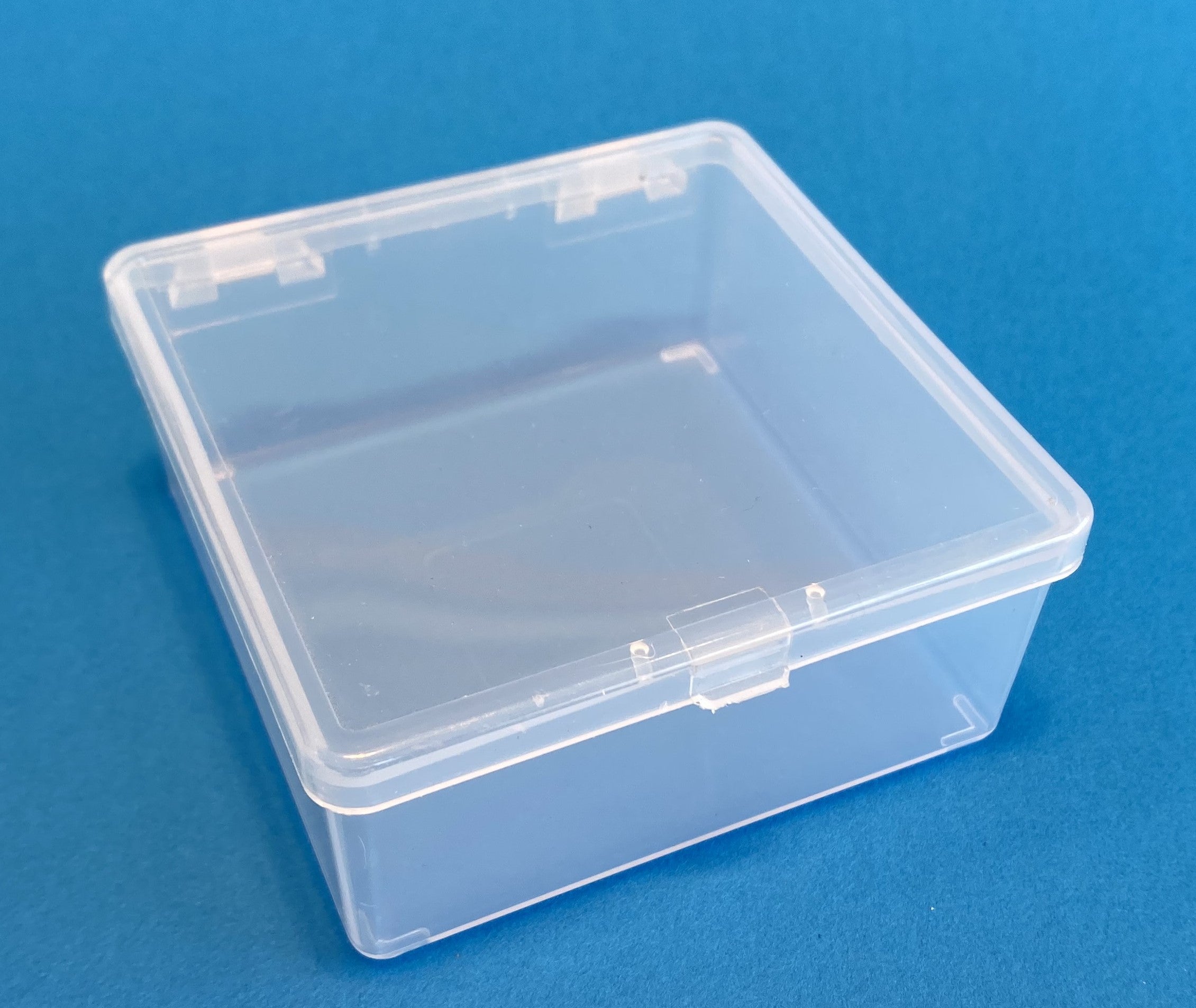 D20 Case, 1 Bay, molded in clear polypropylene, closed view 1