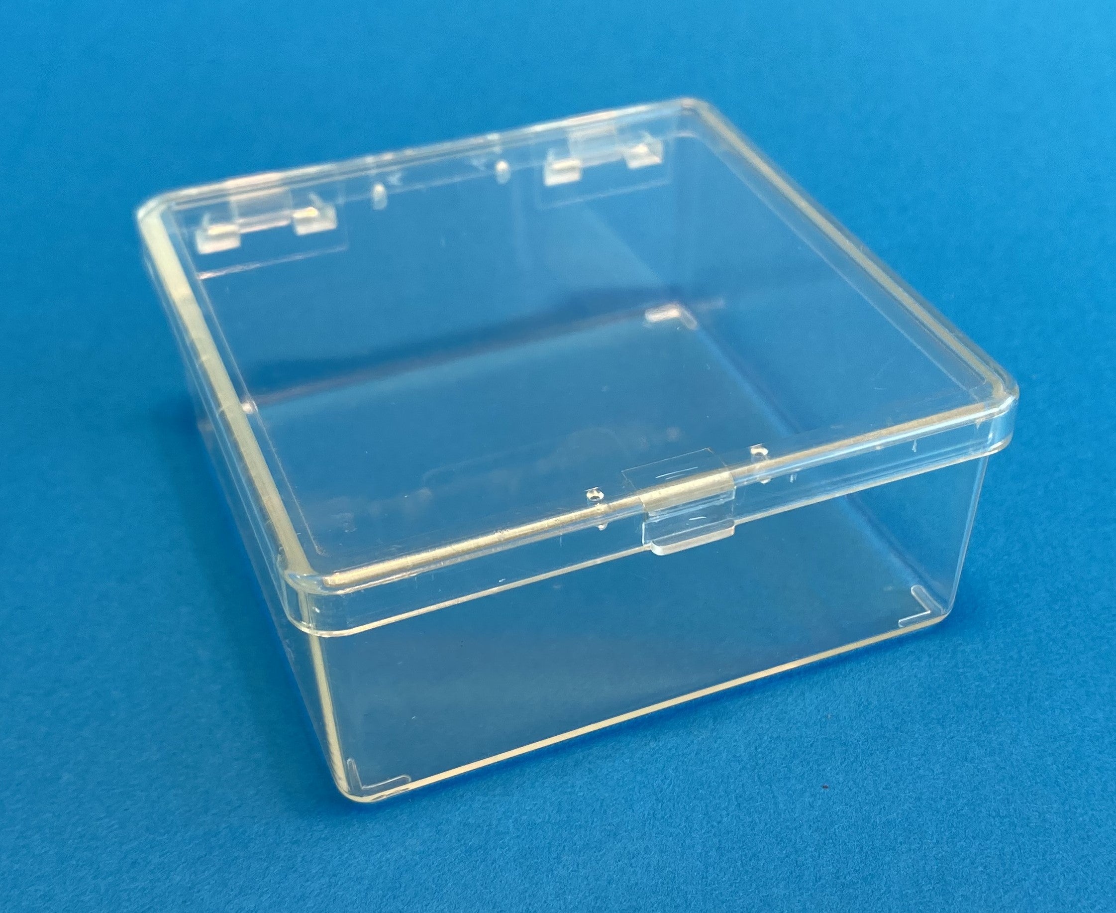 D20 Case, 1 Bay, molded in clear impact-protected copolymer, closed view 1