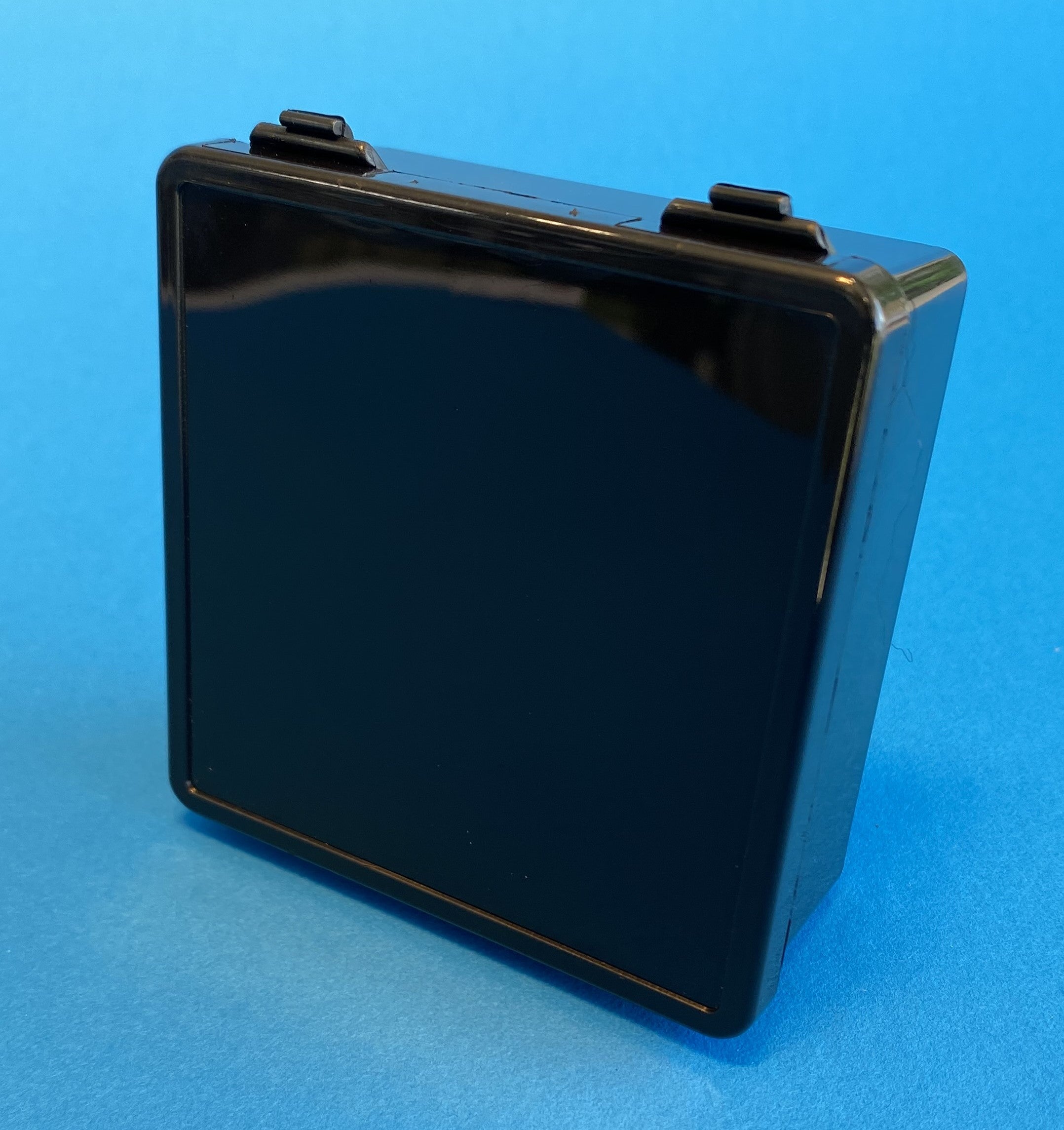 D20 Case, 1 Bay, molded in black conductive polypropylene, closed view 2