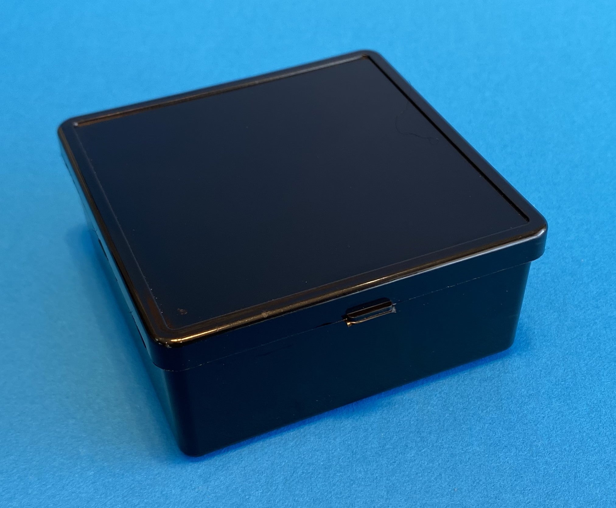 D20 Case, 1 Bay, molded in black conductive polypropylene, closed view 1