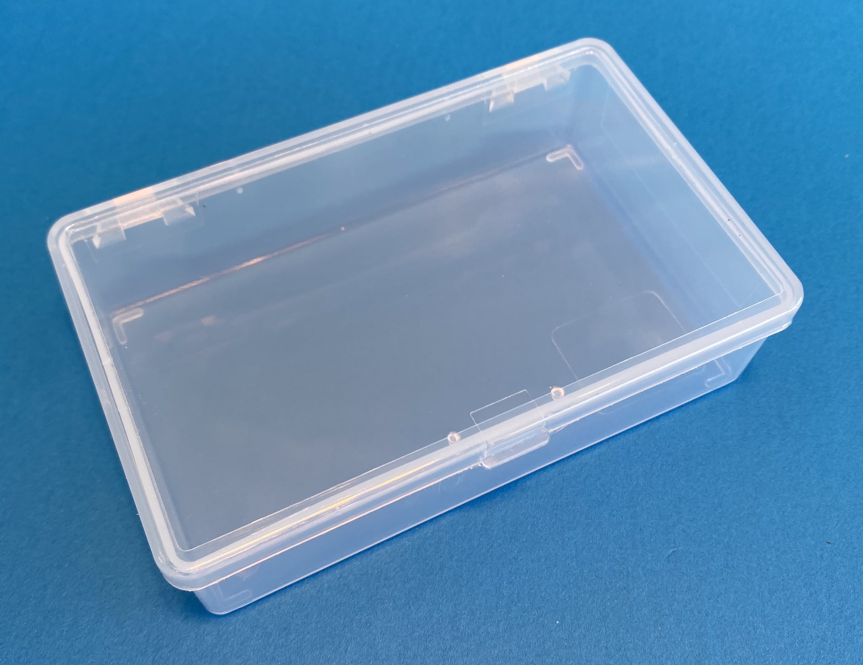 D23 case, 1 bay, molded in clear polypropylene, closed view 1