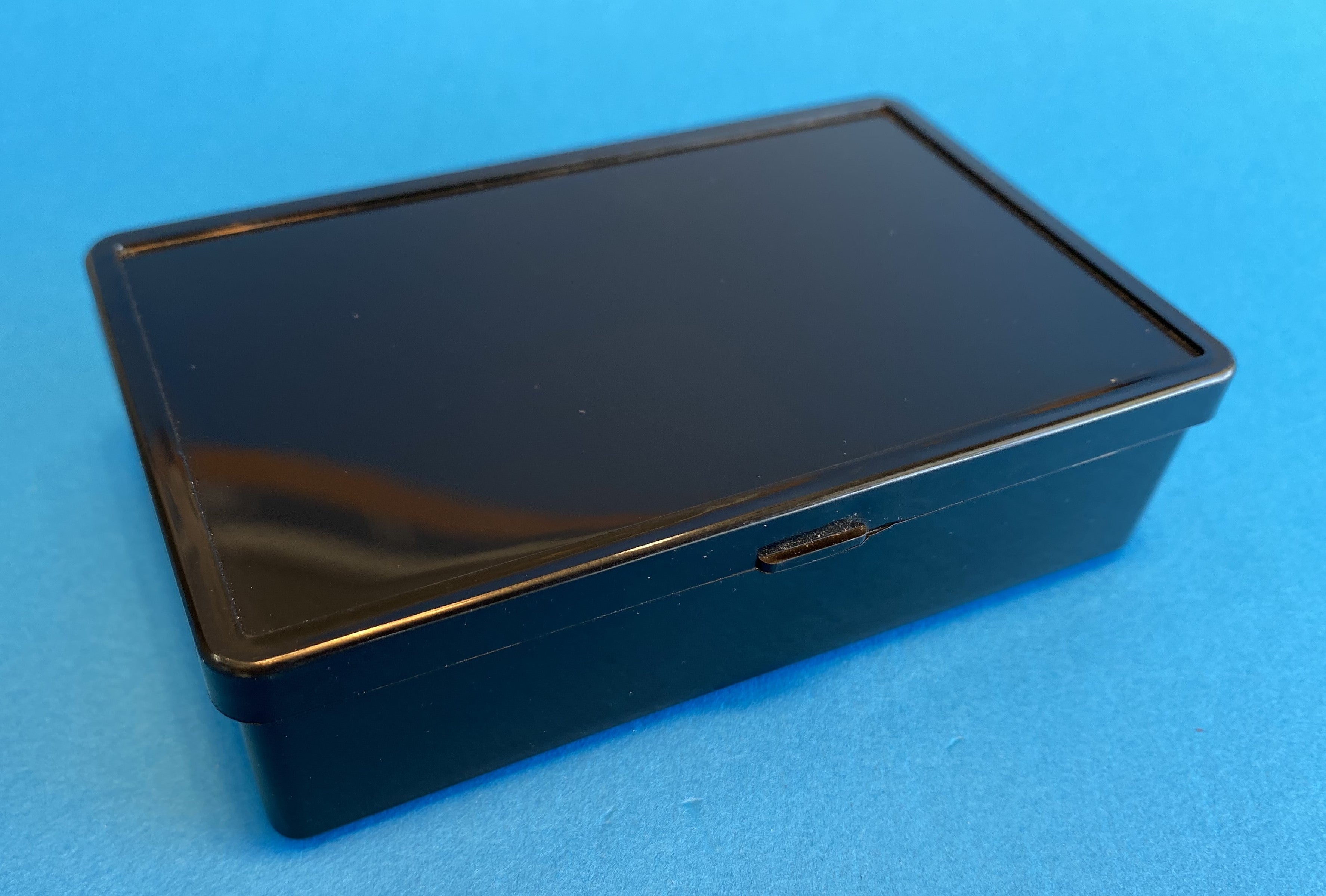 D23 case, 1 bay, molded in black conductive polypropylene, closed view 1