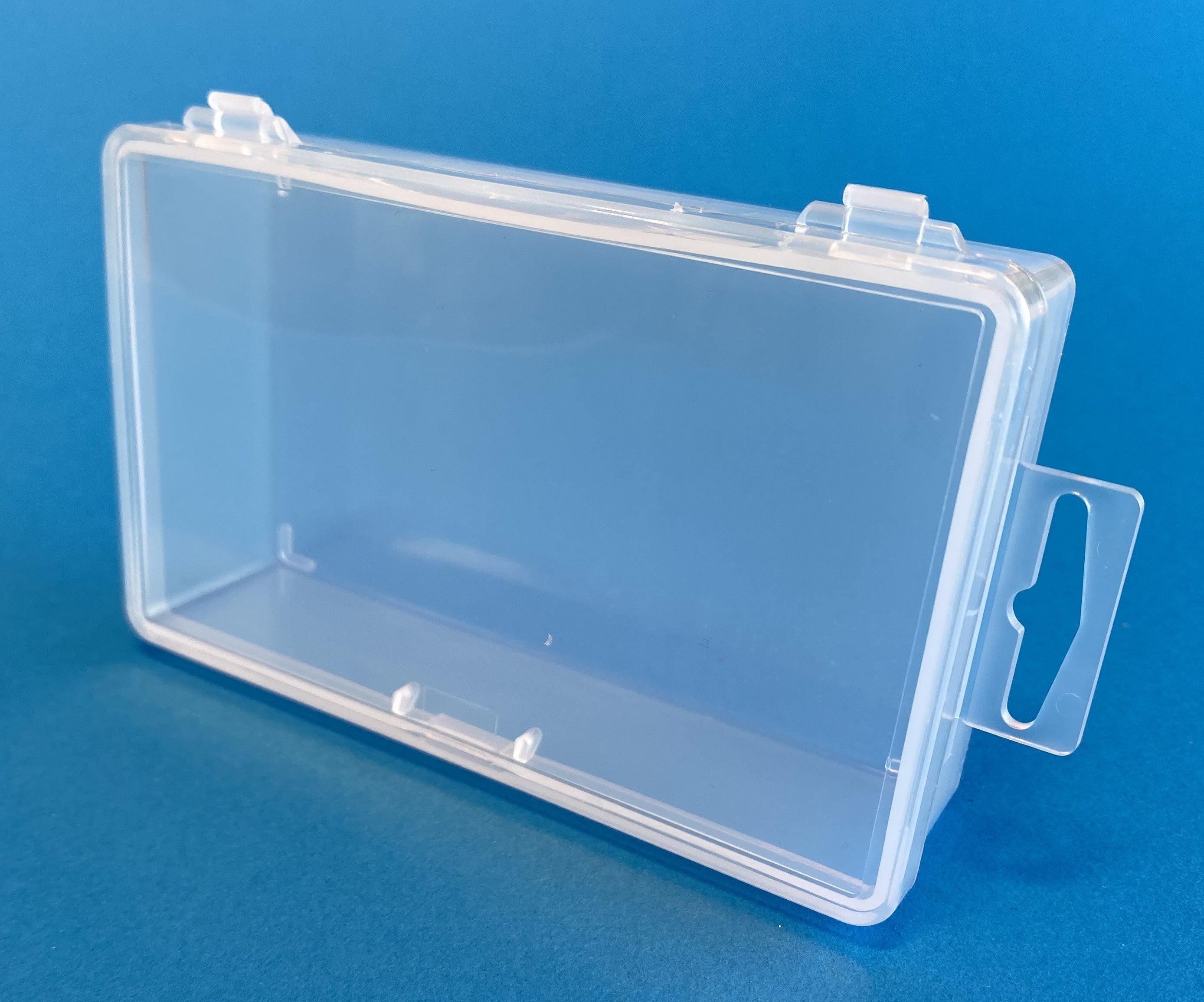 D23 case, 1 bay with hang tab, molded in clear polypropylene, closed view 2