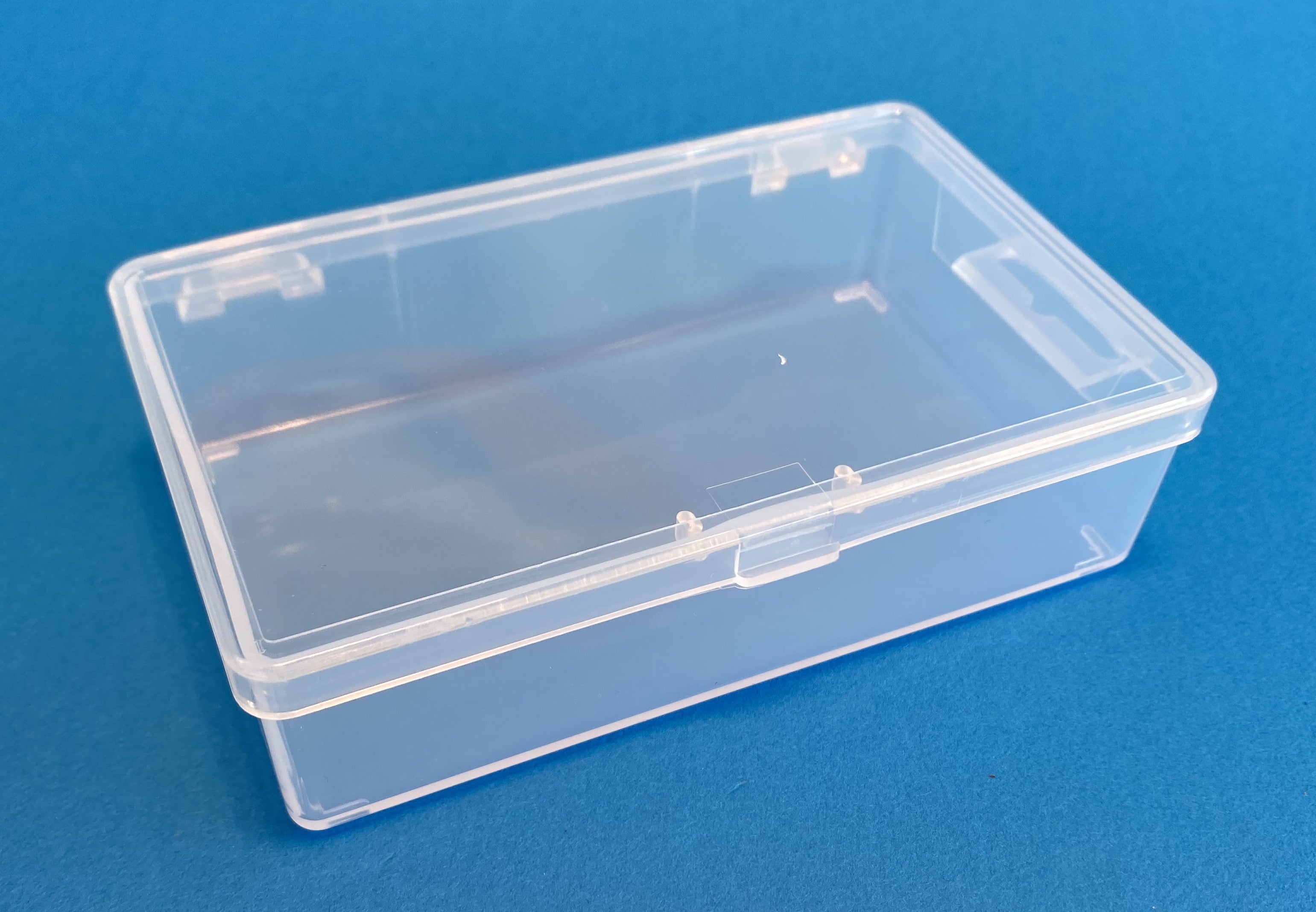 D23 case, 1 bay with hang tab, molded in clear polypropylene, closed view 1