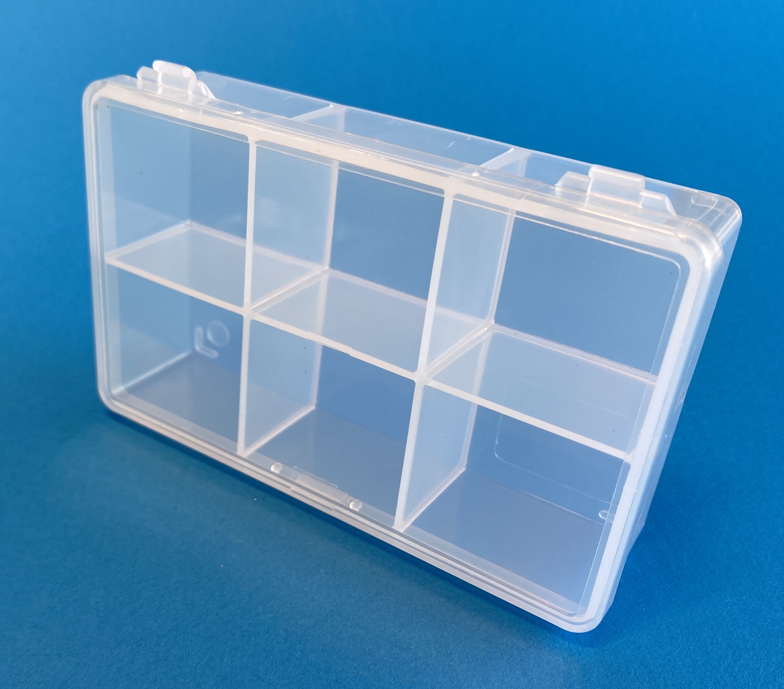 D23 case, 6 bays, molded in clear polypropylene, closed view 2