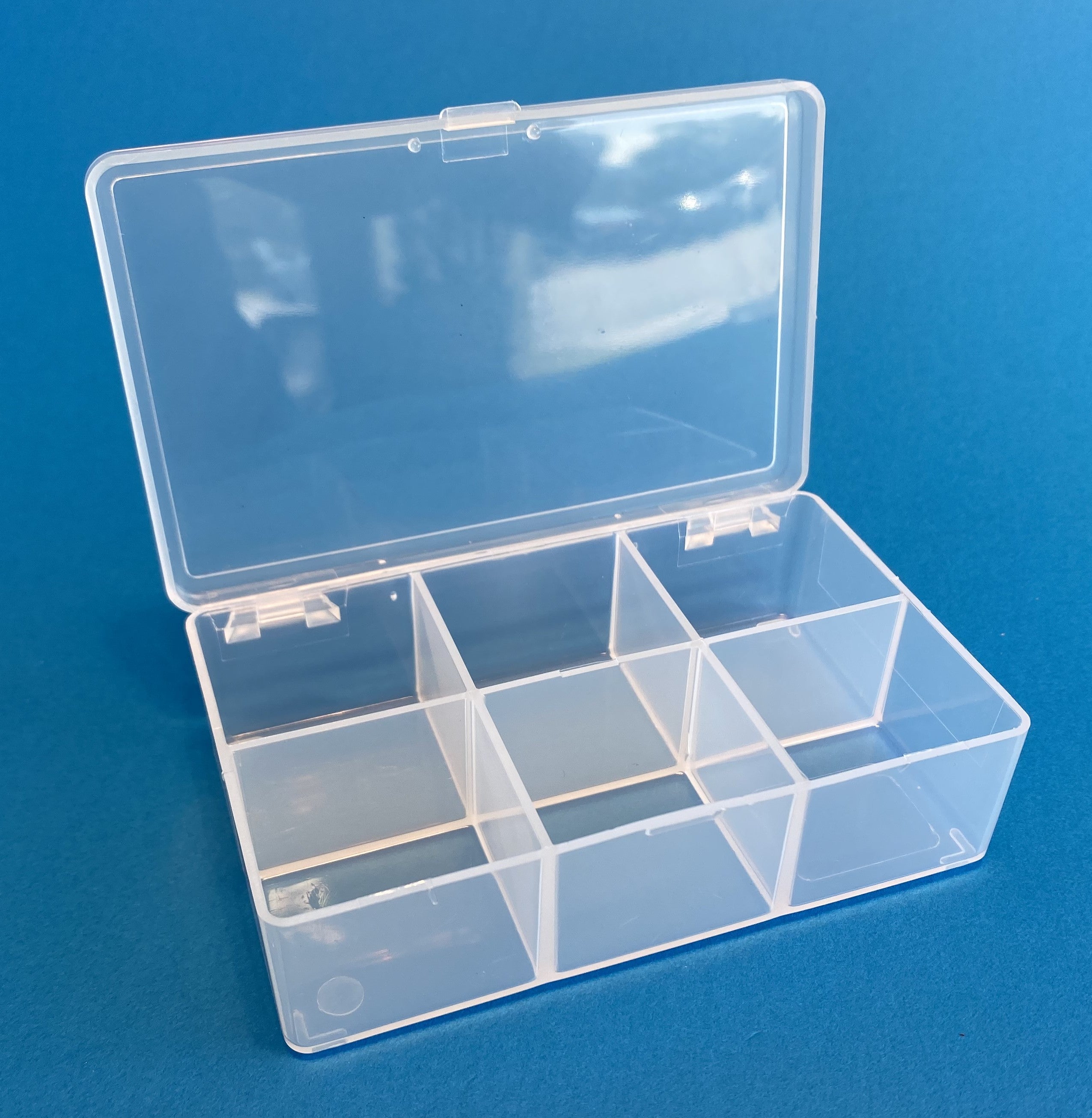 D23 case, 6 bays, molded in clear polypropylene, open