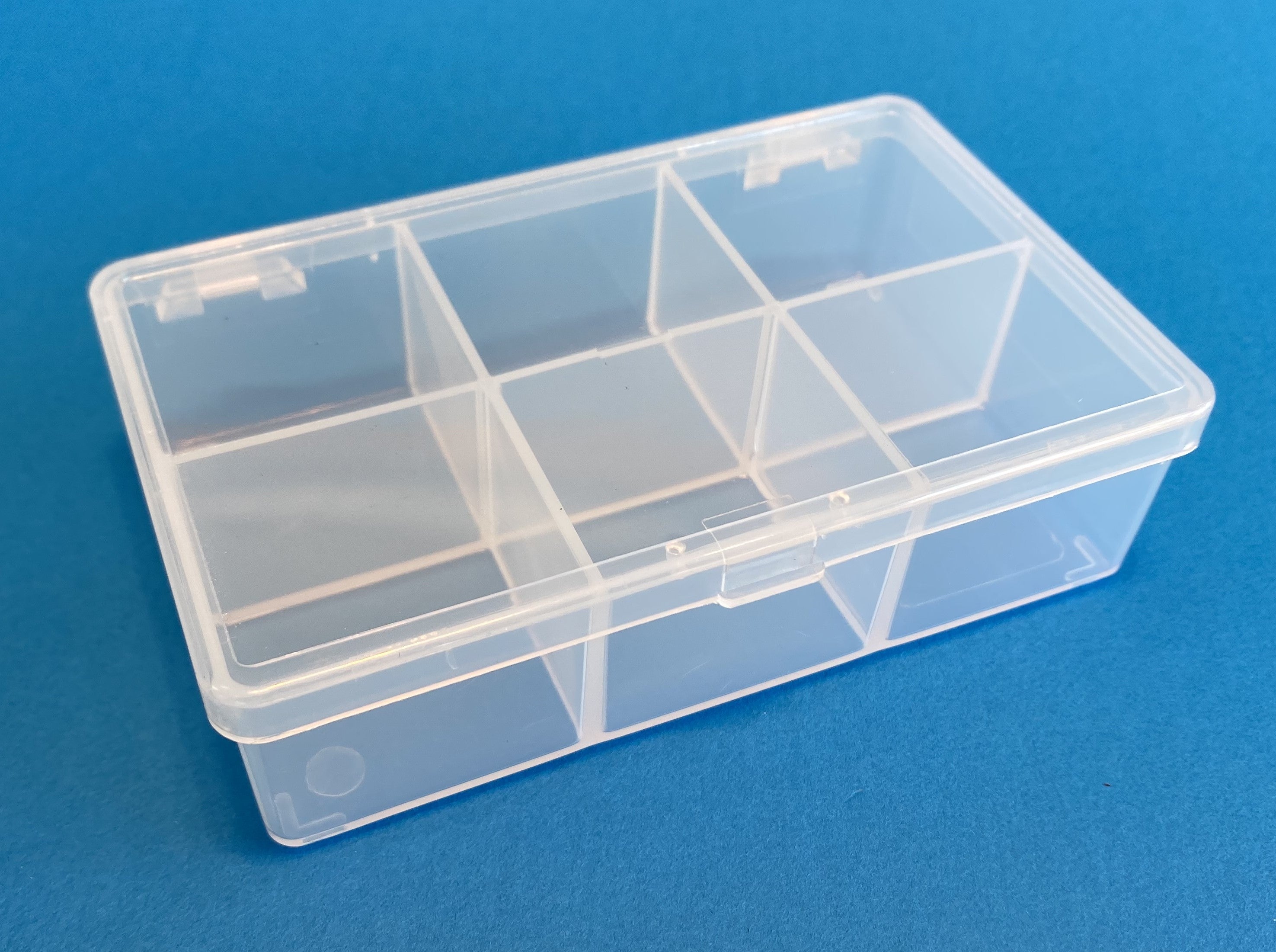 D23 case, 6 bays, molded in clear polypropylene, closed view 1