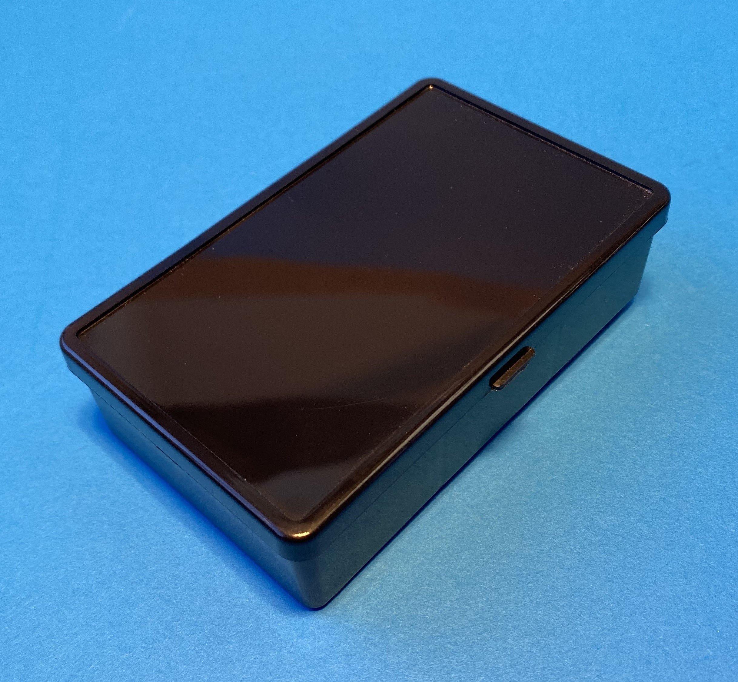 D23 case, 6 bays, molded in black conductive polypropylene, closed view 1