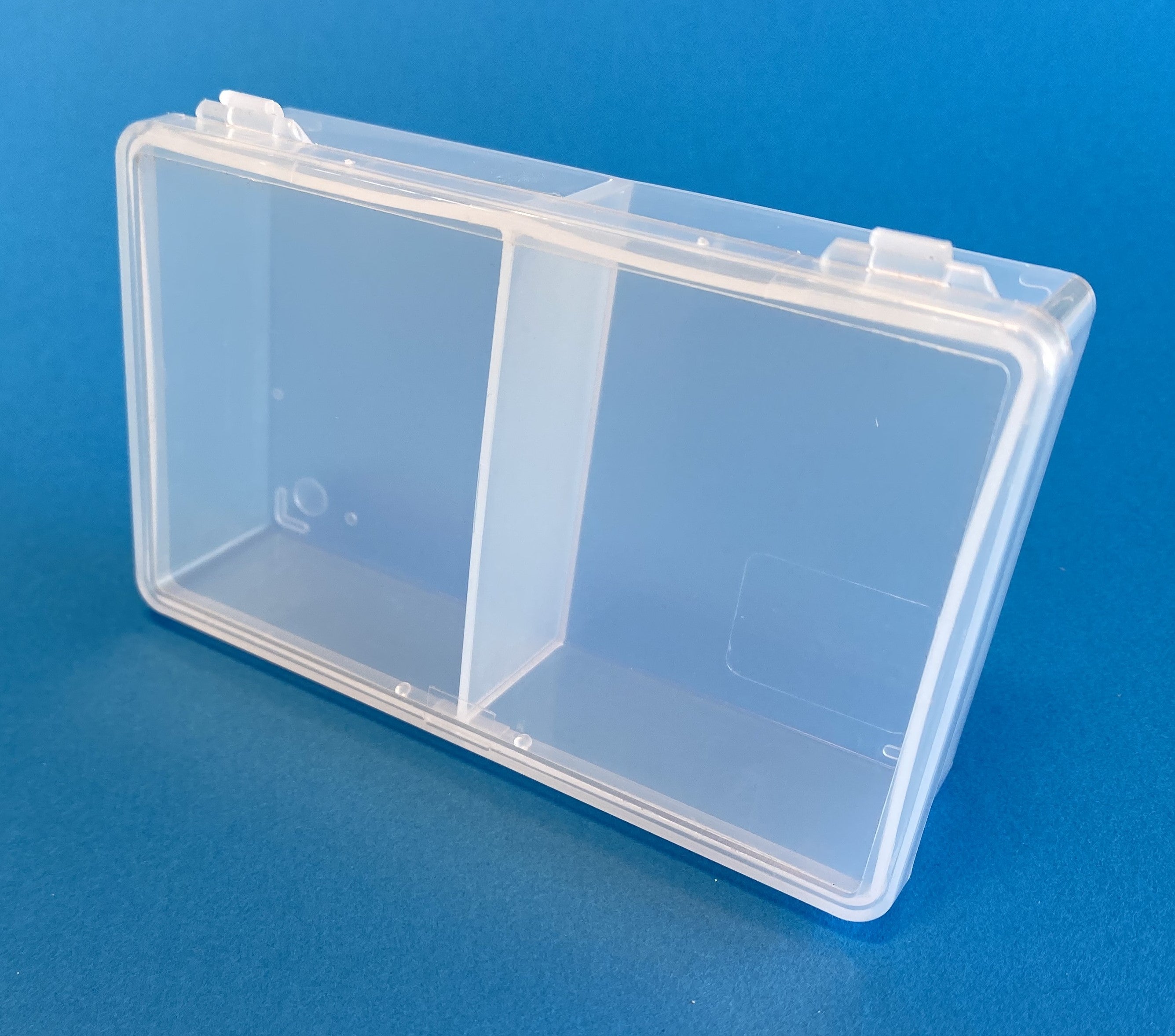 D23 case, 2 bays, molded in clear polypropylene, closed view 2
