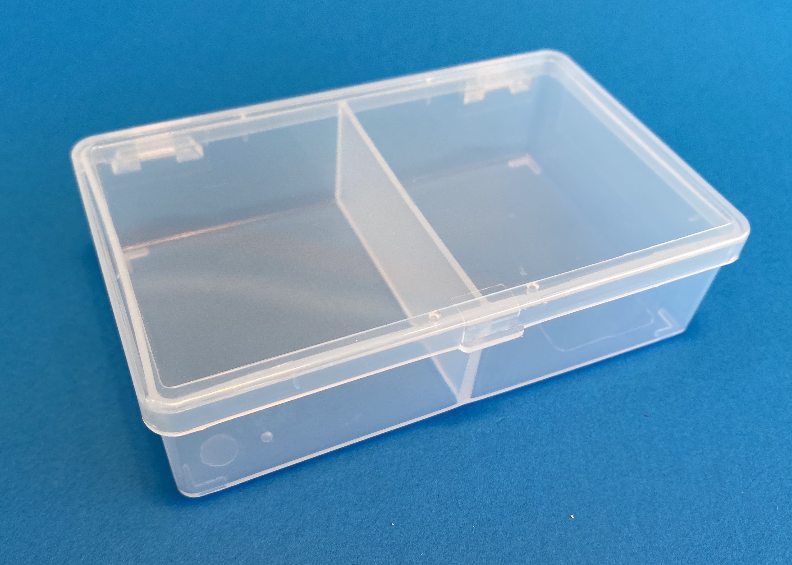 D23 case, 2 bays, molded in clear polypropylene, closed view 1