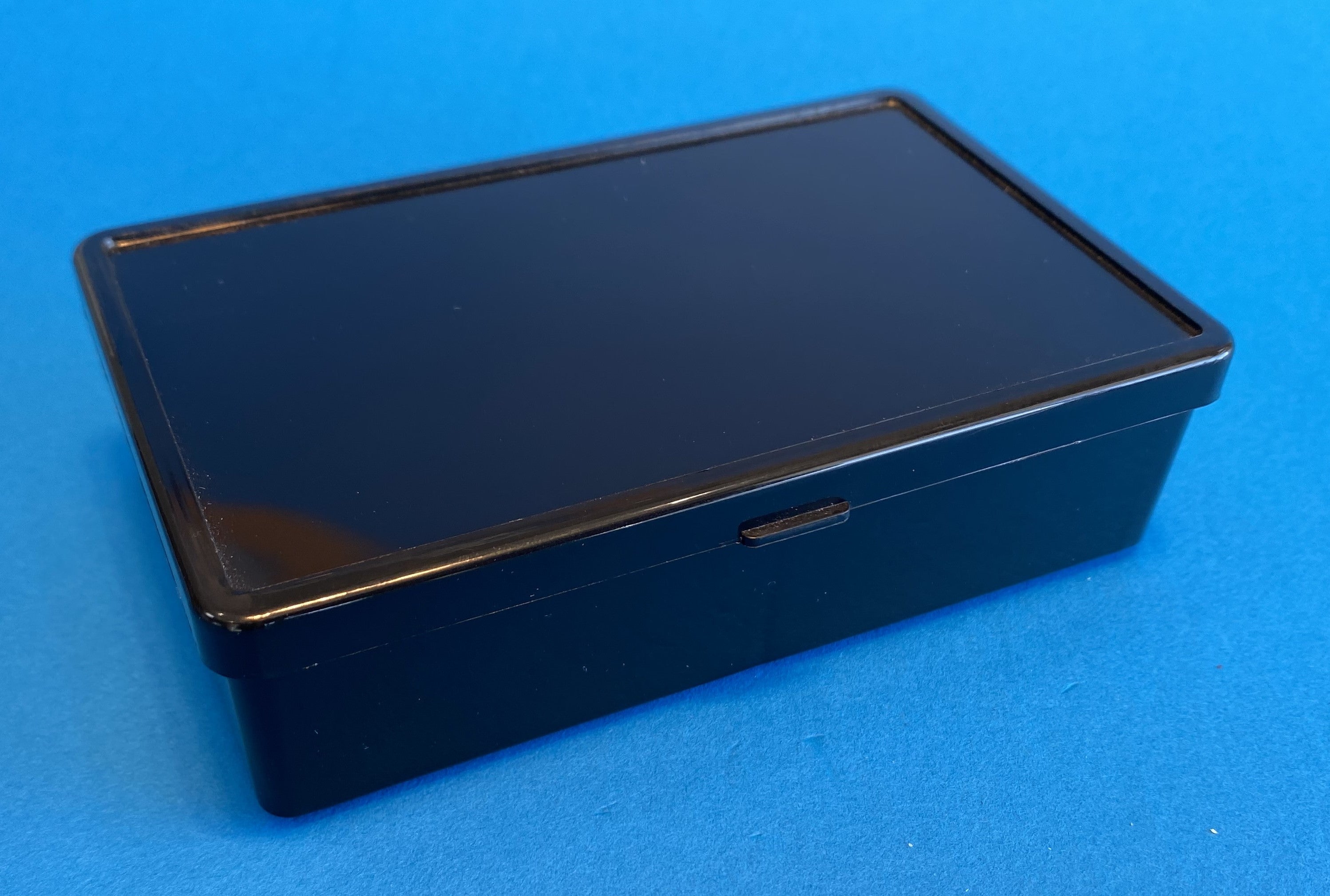 D23 case, 2 bays, molded in black conductive polypropylene, closed view 1