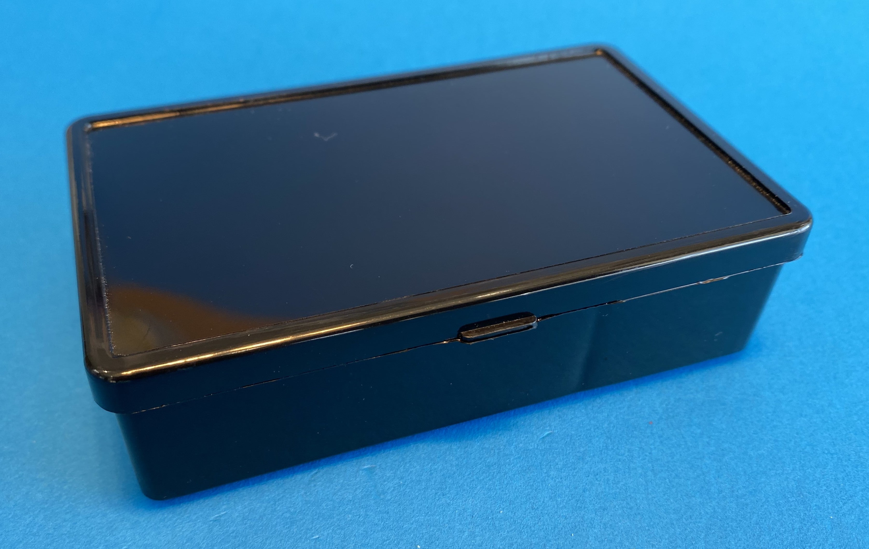 D23 case, 3 bays, molded in black conductive polypropylene, closed view 1