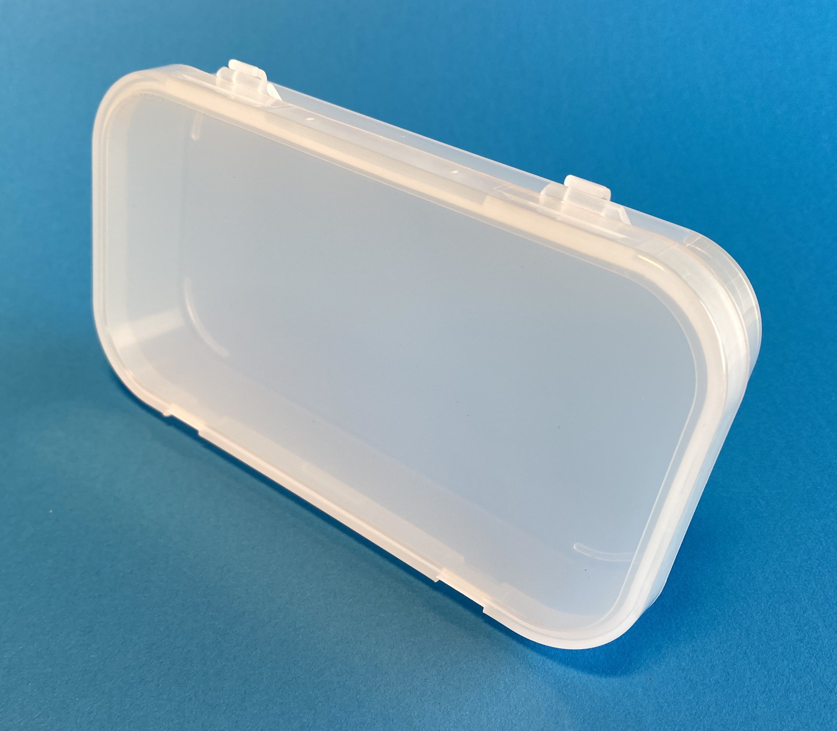 D25 case, 1 bay, molded in clear polypropylene, closed view 2