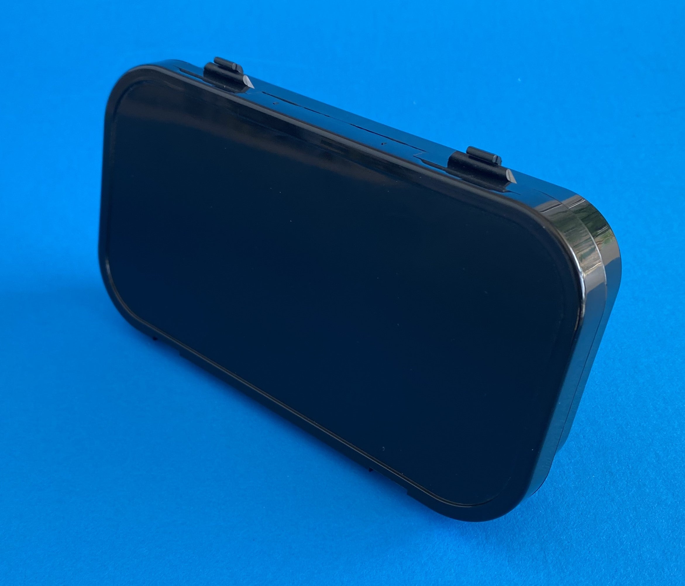 D25 case, 1 bay, molded in black conductive polypropylene, closed view 2