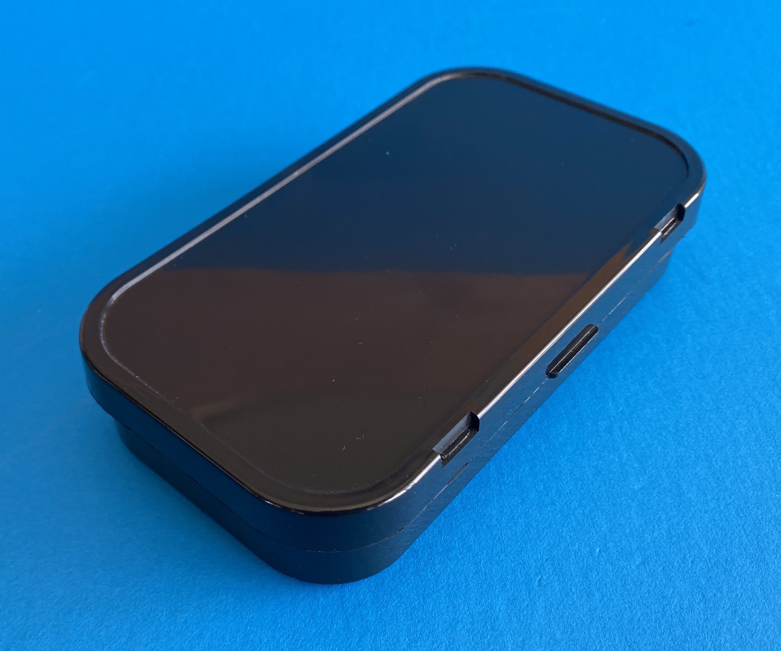 D25 case, 1 bay, molded in black conductive polypropylene, closed view 1