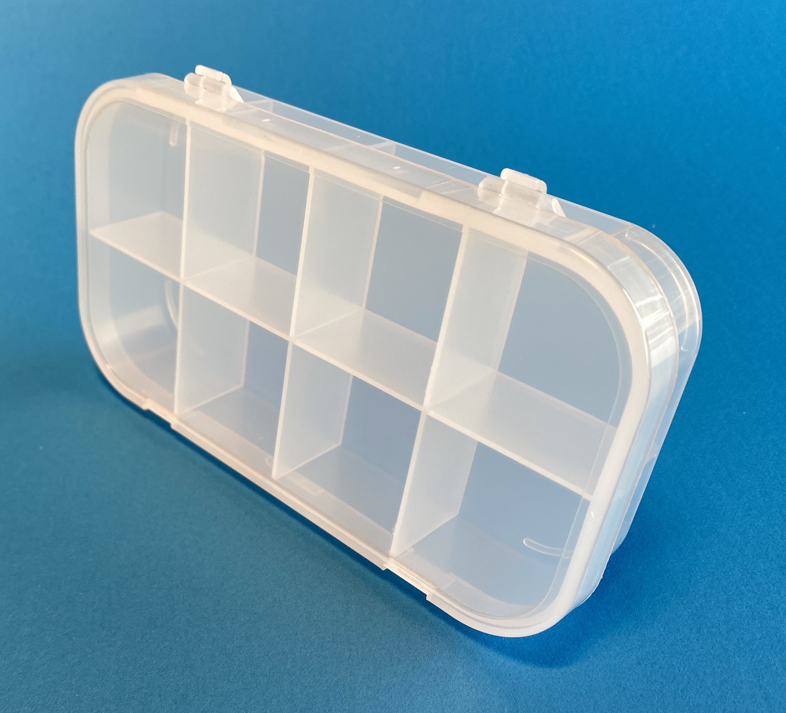 D25 case, 8 bays, molded in clear polypropylene, closed view 2