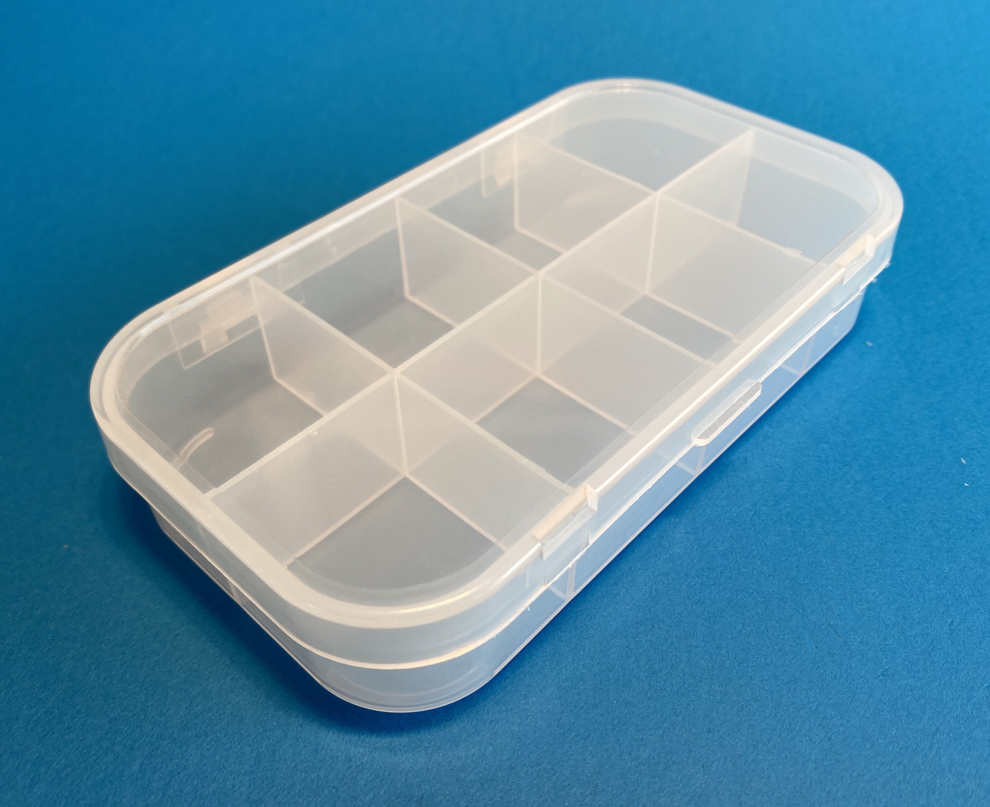 D25 case, 8 bays, molded in clear polypropylene, closed view 1