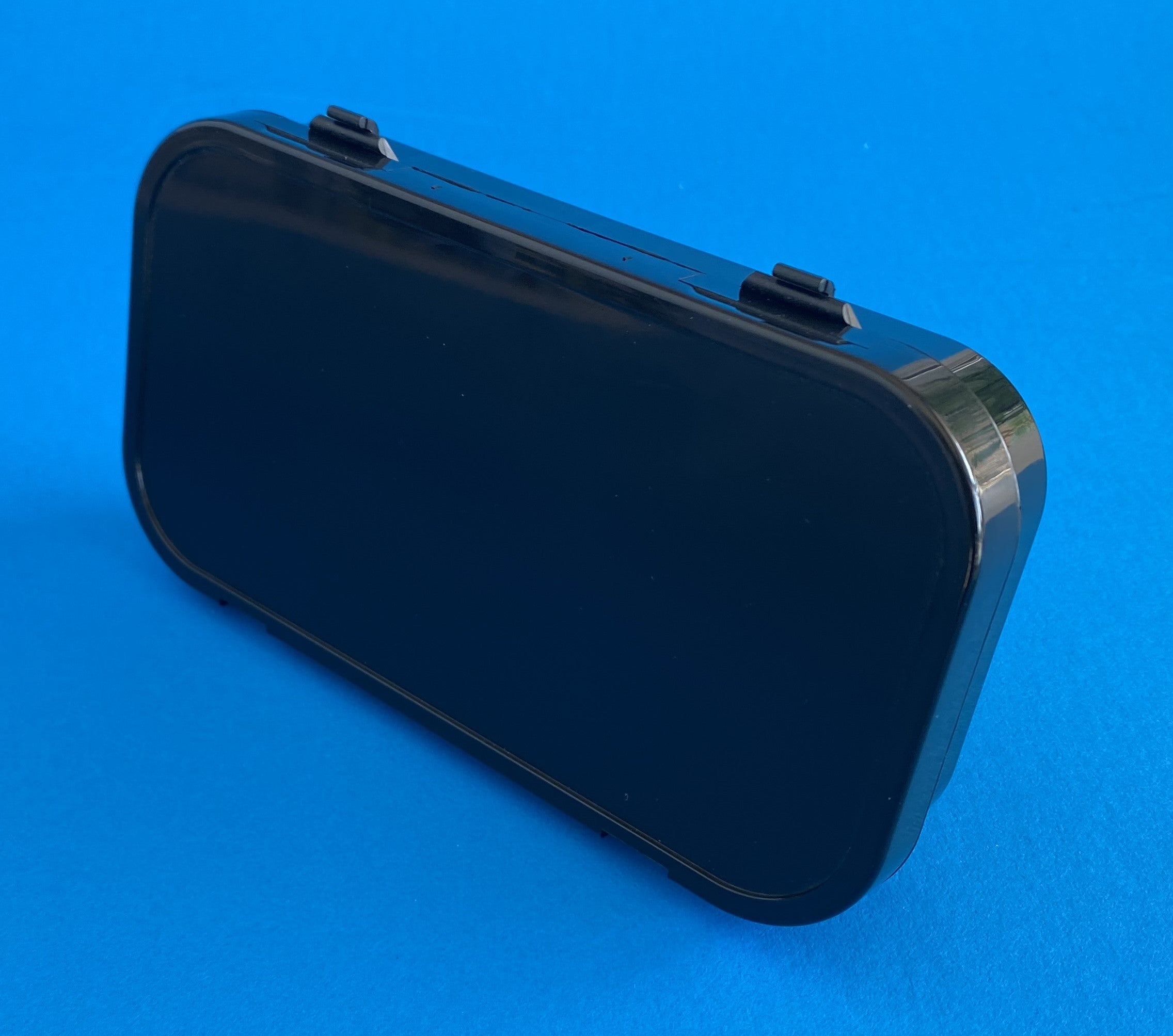 D25 case, 8 bays, molded in black conductive polypropylene, closed view 2