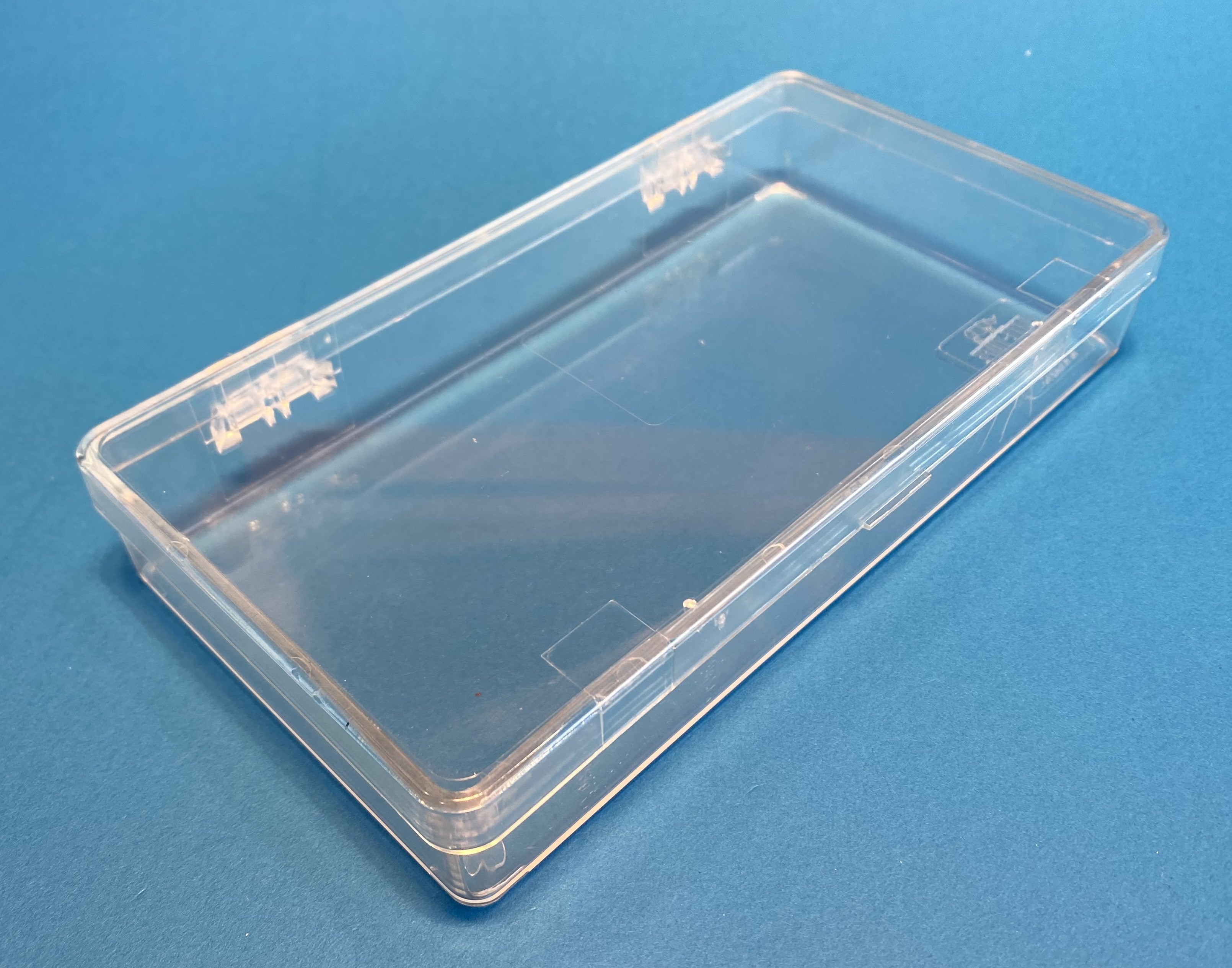 D26 Case, 1 bay, molded in clear impact-protected copolymer, closed view 1