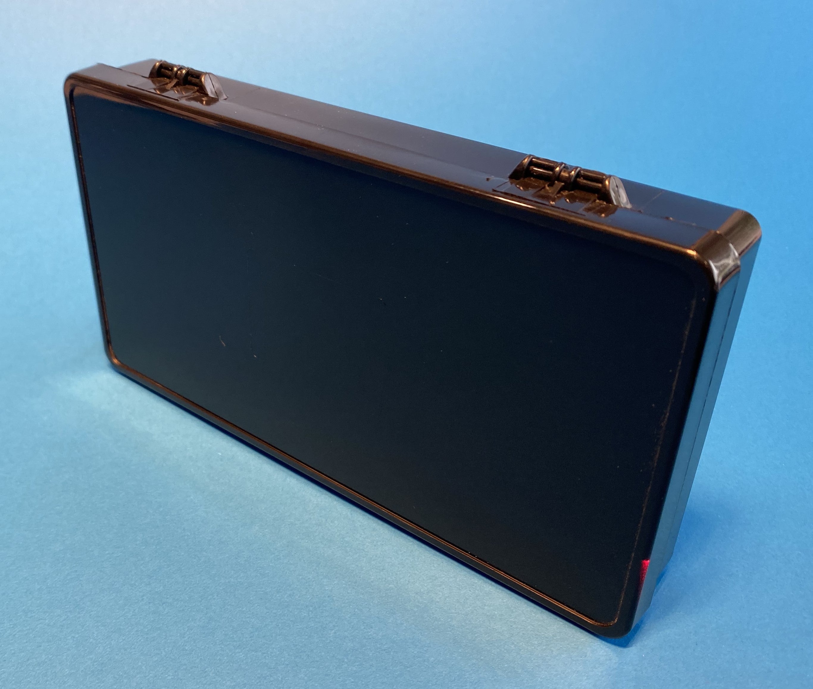 D26 case, 1 bay, molded in black conductive polypropylene, closed view 2