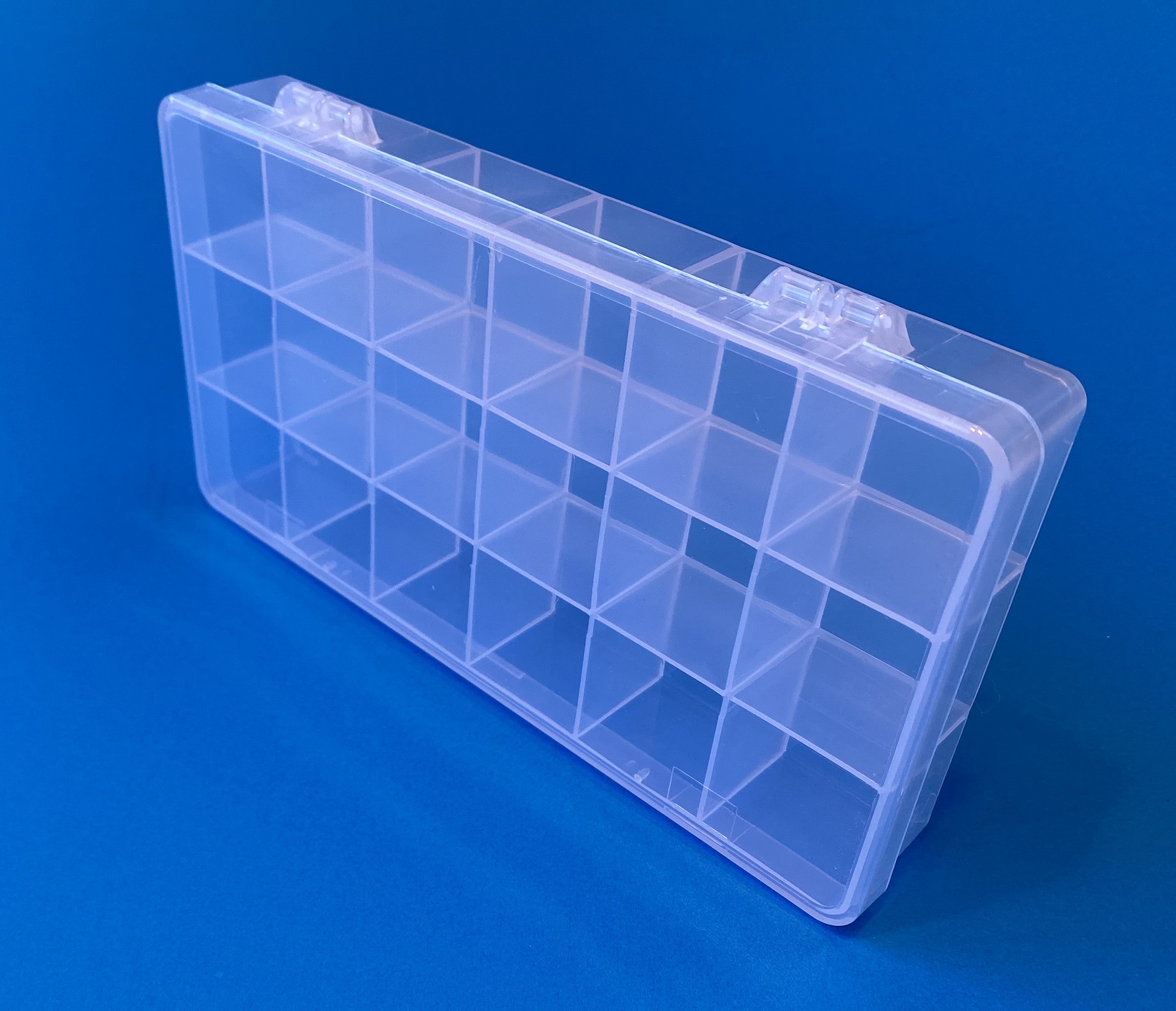 D26 case, 18 bays, molded in clear polypropylene, closed view 2
