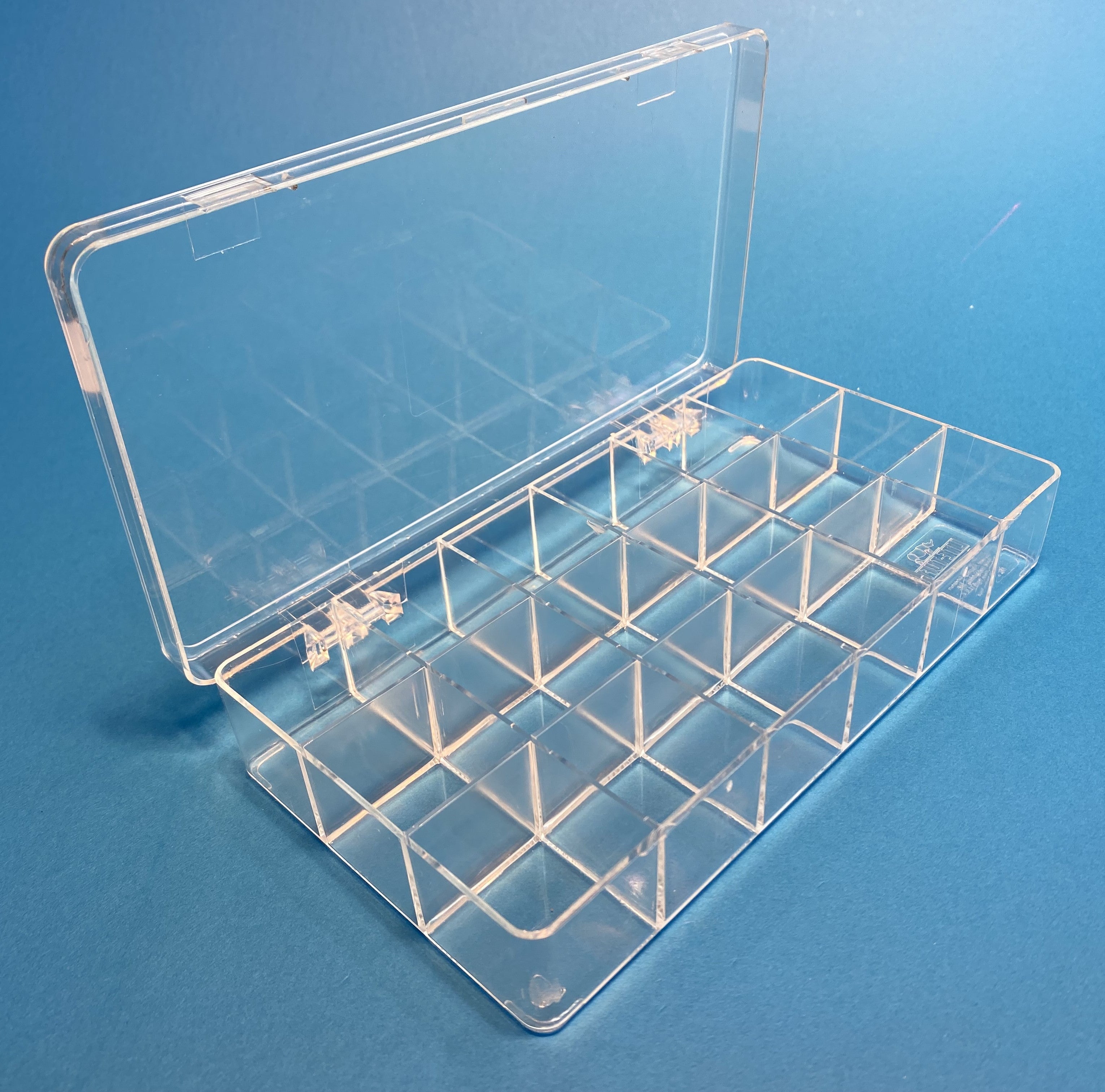 D26 case, 18 bays, molded in clear impact-protected copolymer, open