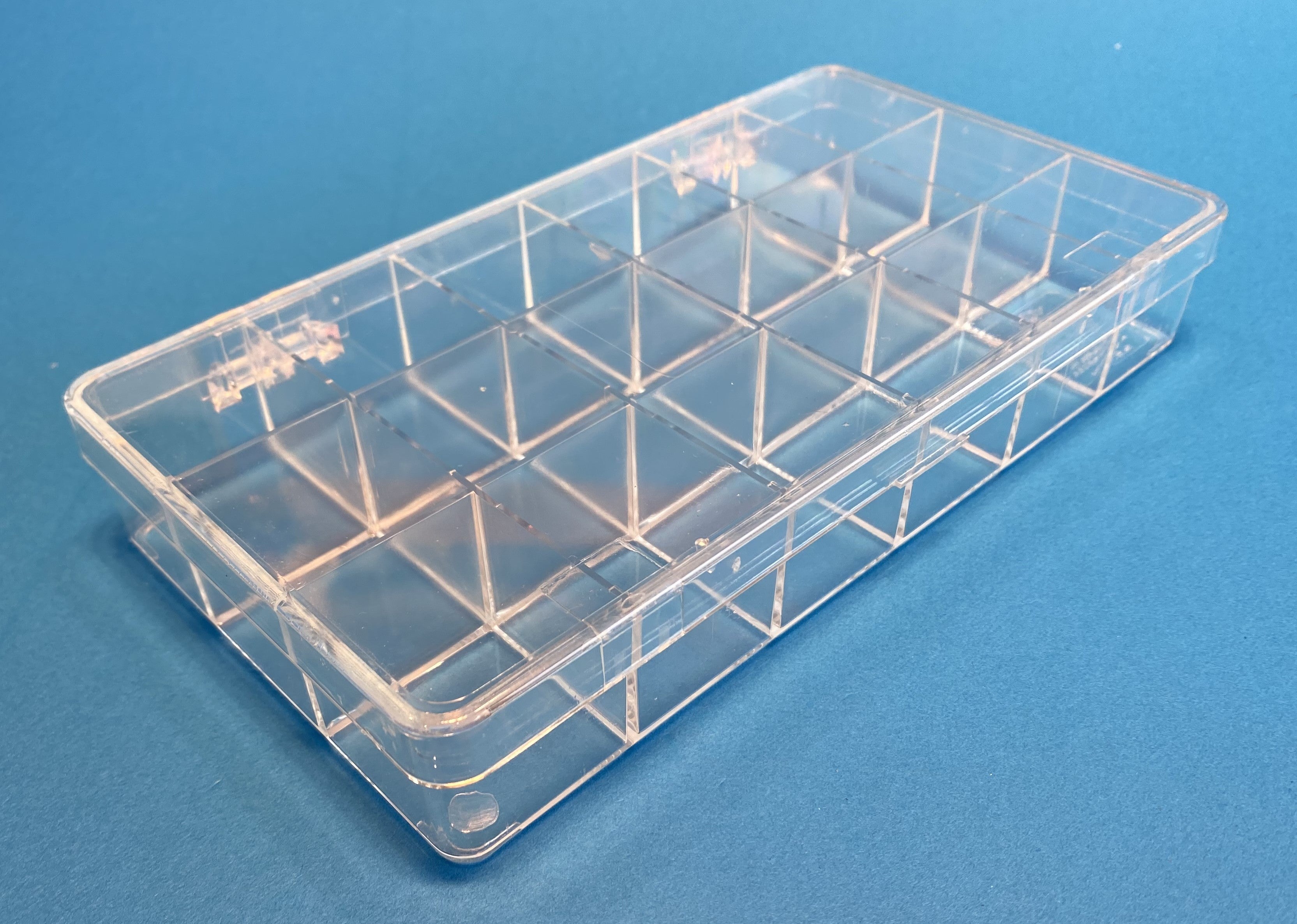 D26 case, 18 bays, molded in clear impact-protected copolymer, closed view 1