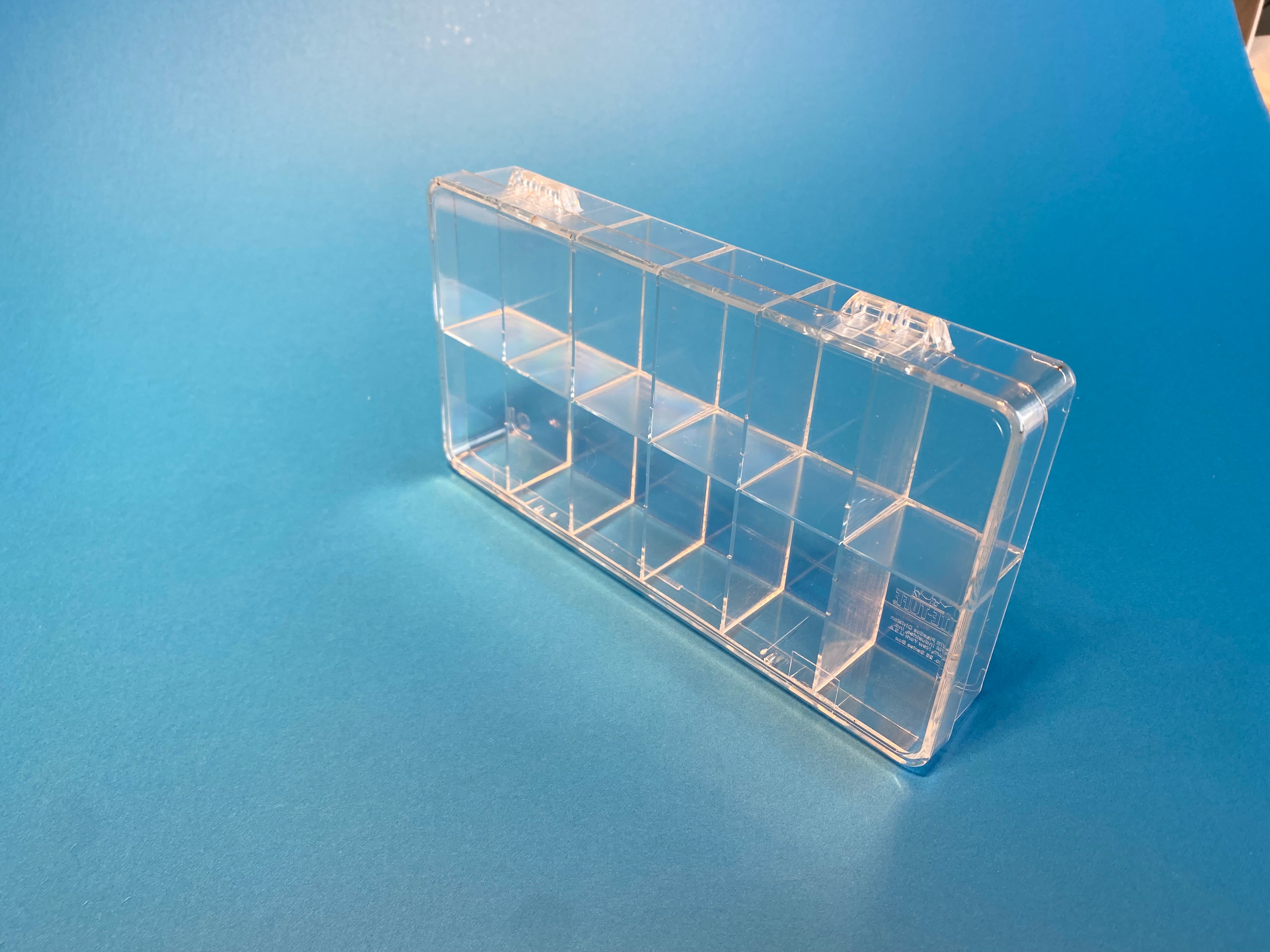 D26 case, 12 bays, molded in clear polypropylene, closed view 2