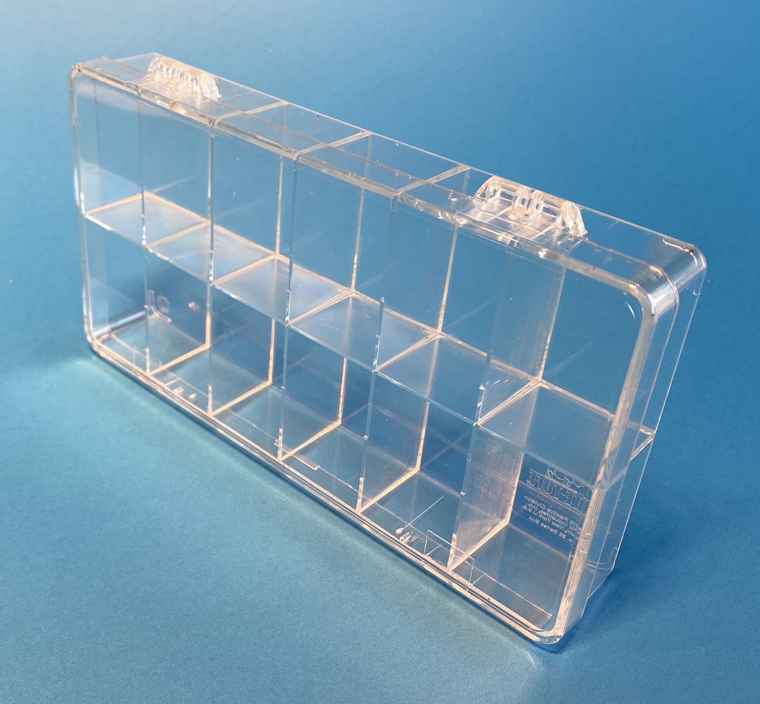 D26 case, 12 bays, molded in clear impact-protected copolymer, closed view 2
