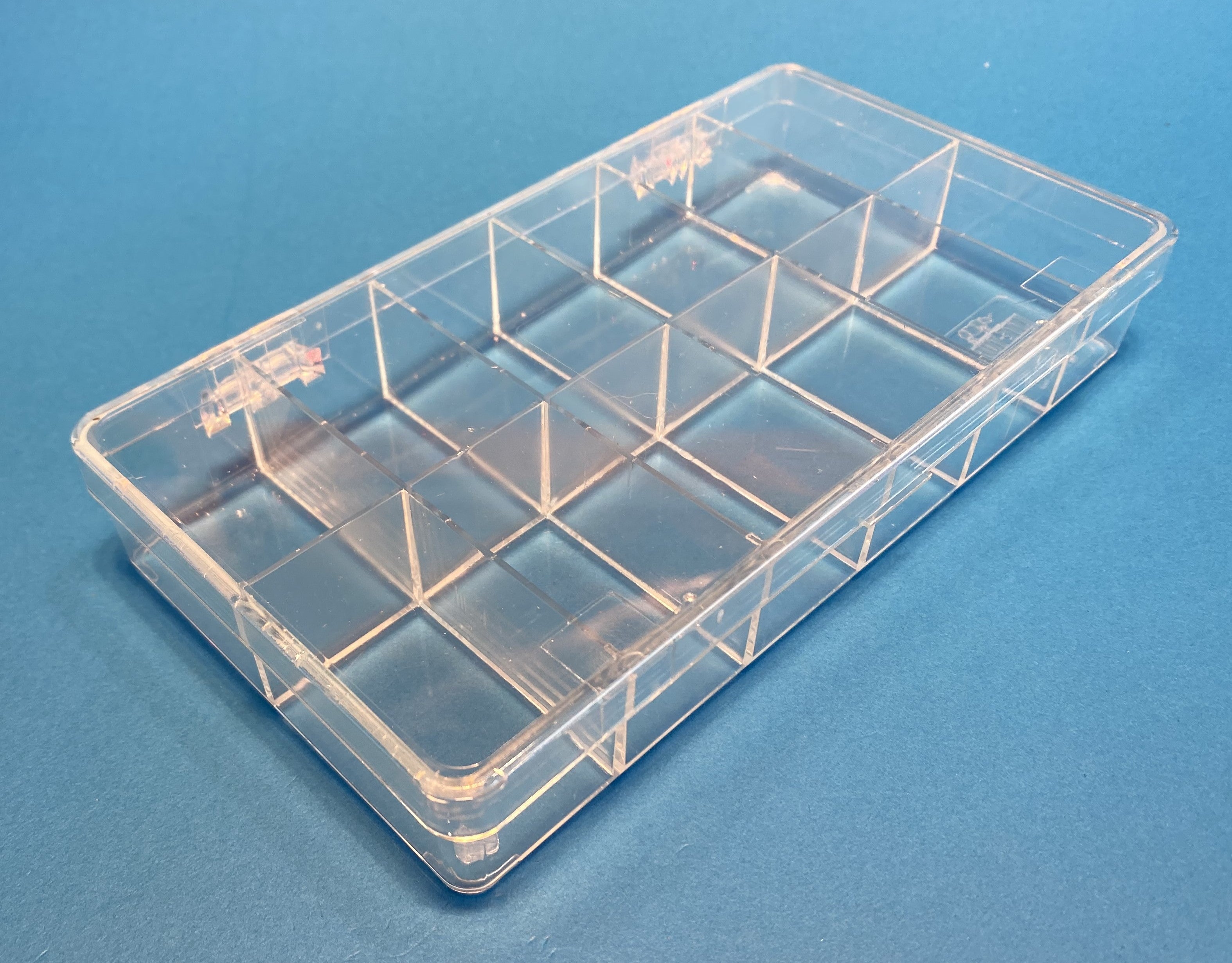 D26 case, 12 bays, molded in clear impact-protected copolymer, closed view 1