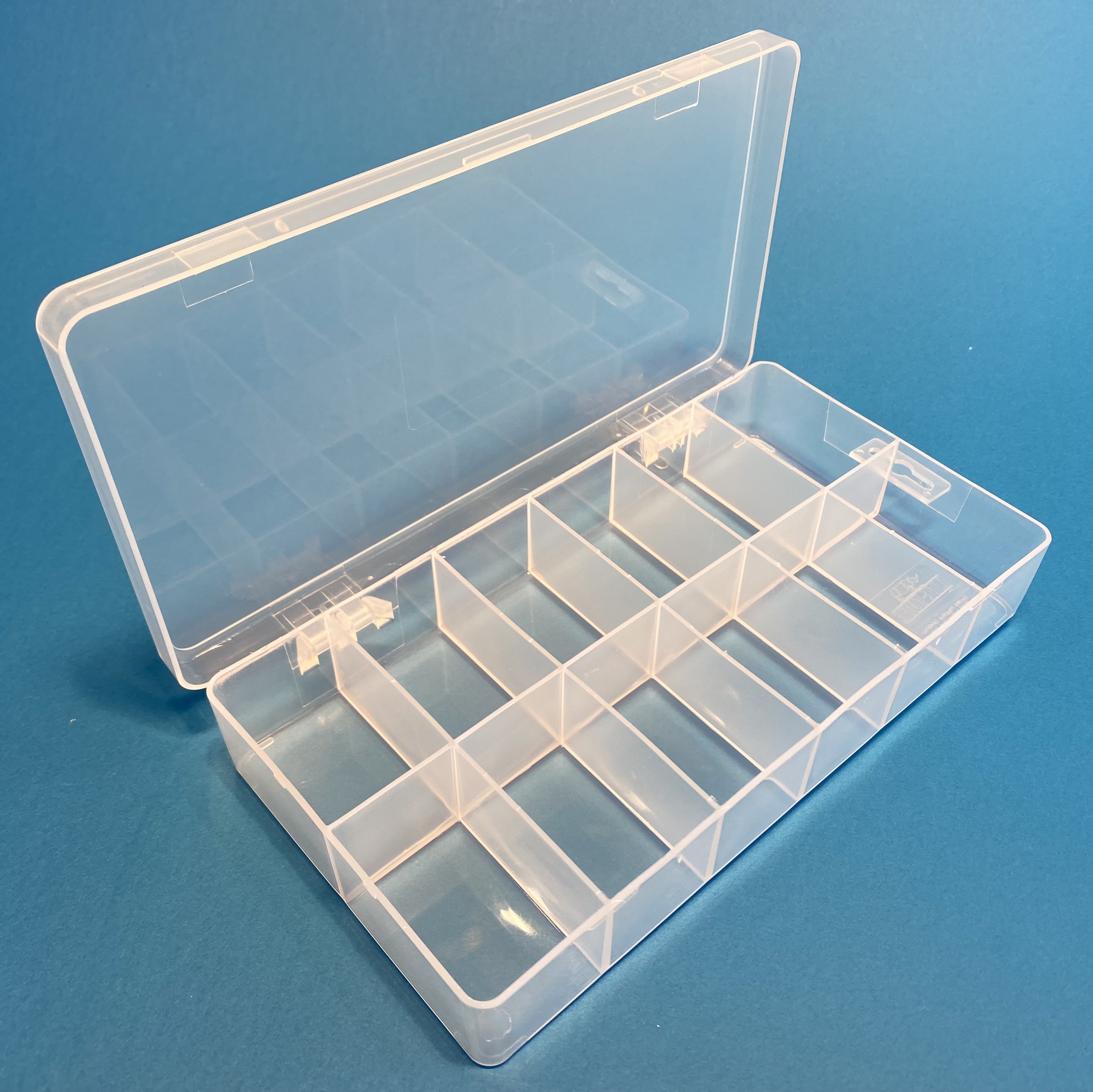 D26 Case, 12 Bays with Hang Tab, Clarified Polypropylene (carton of 32 ea)