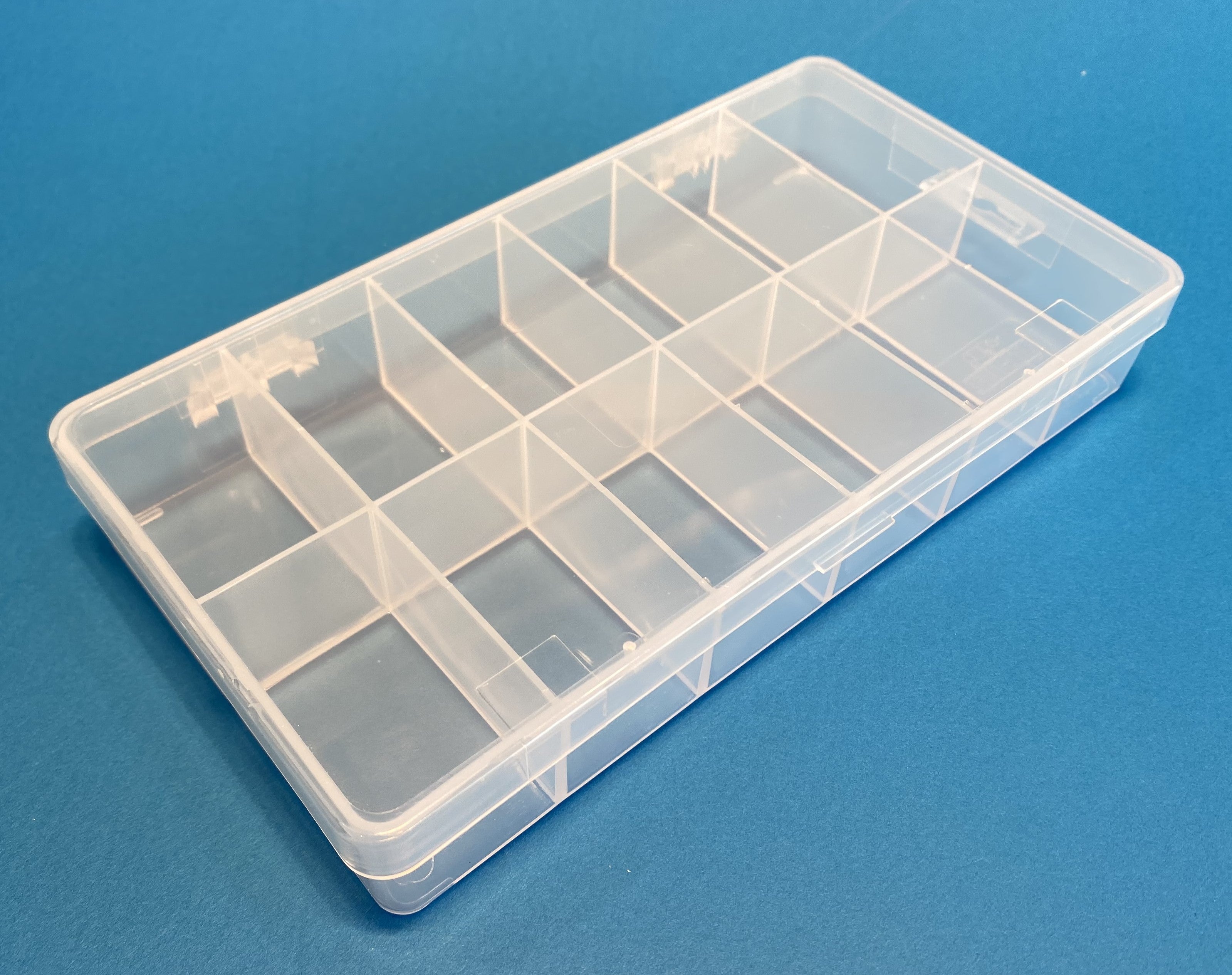 D26 Case, 12 Bays with Hang Tab, Clarified Polypropylene (carton of 32 ea)