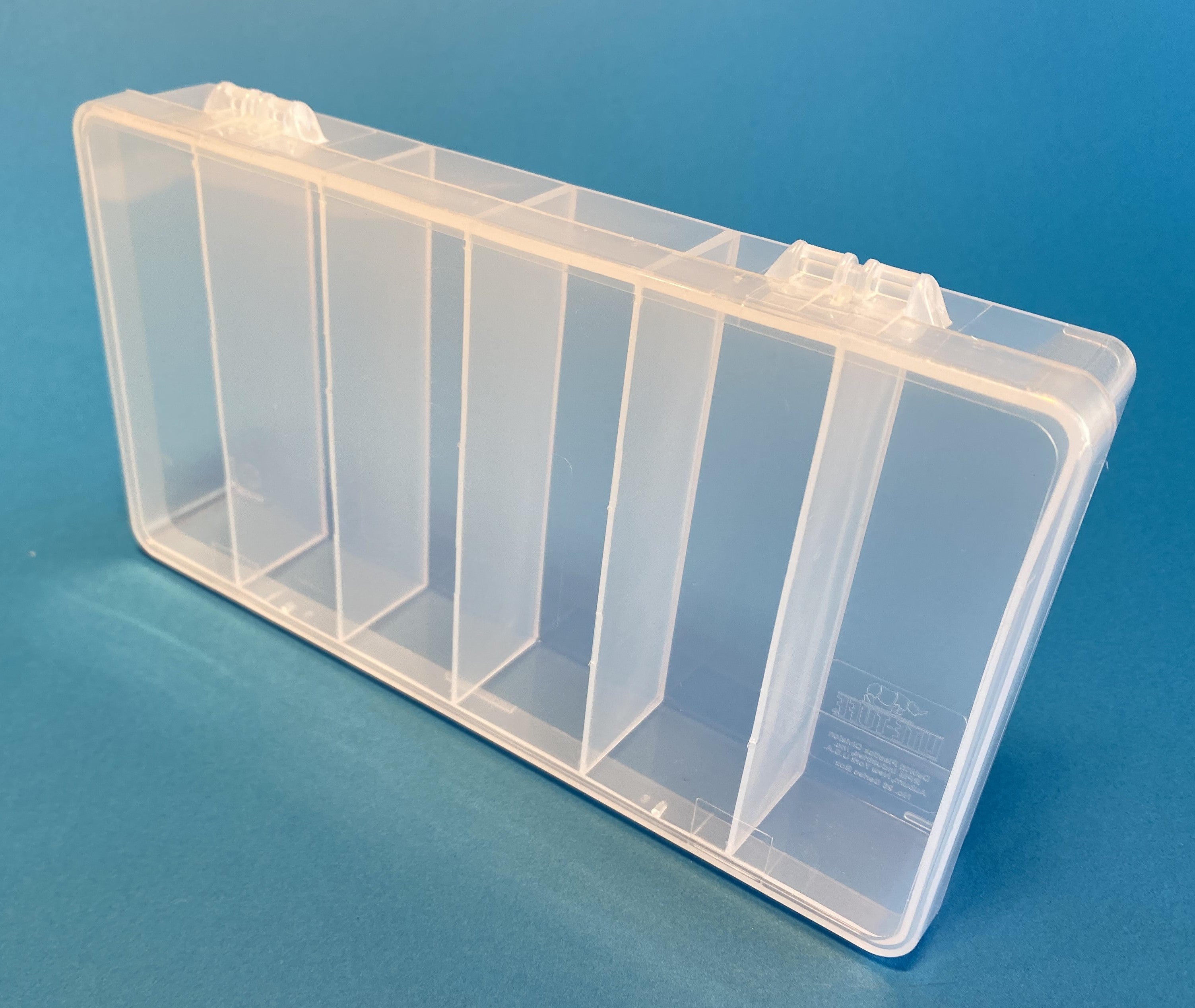 D26 case, 6 bays, molded in clear polypropylene, closed view 2