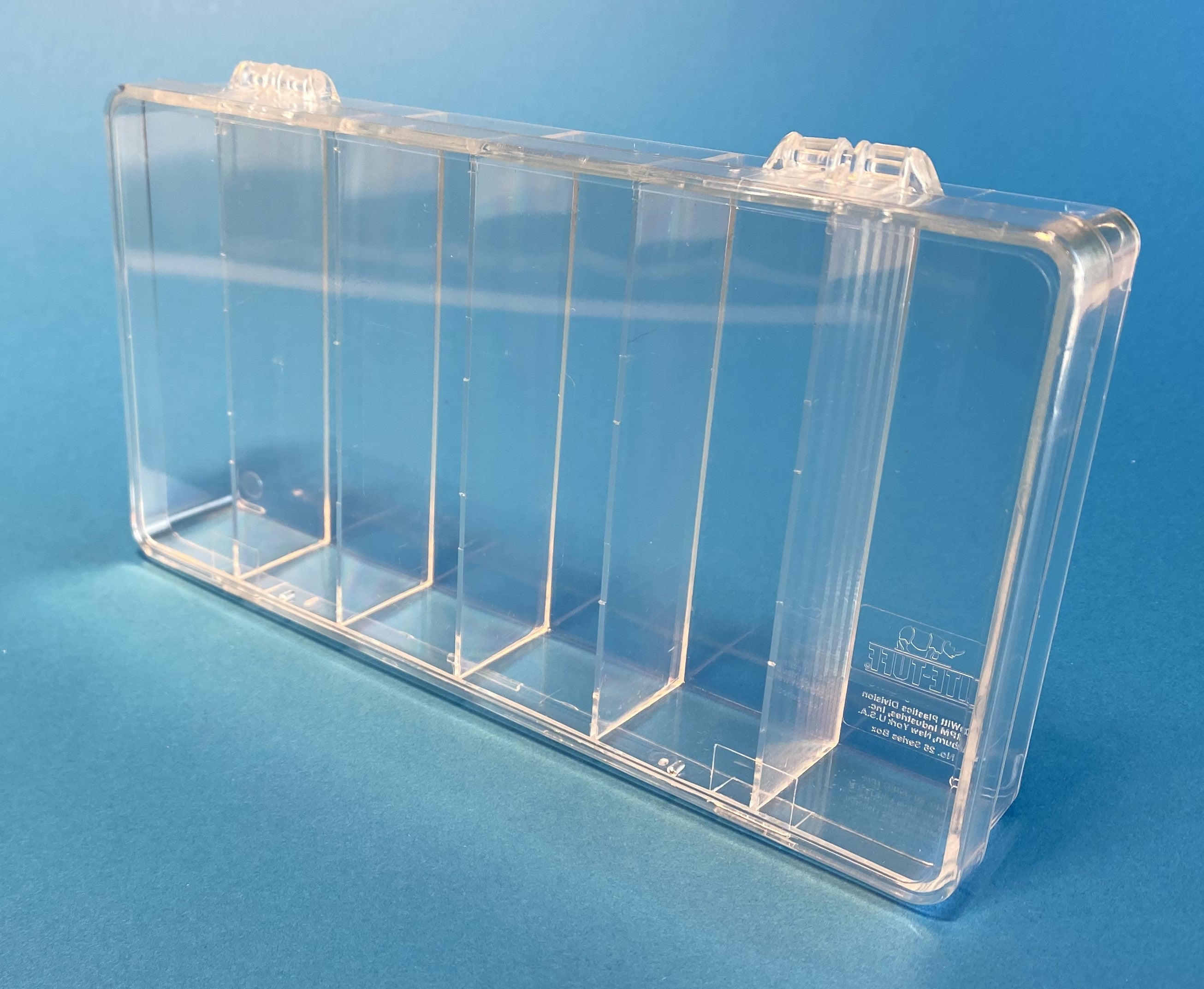 D26 case, 6 bays, molded in clear impact-protected copolymer, closed view 2