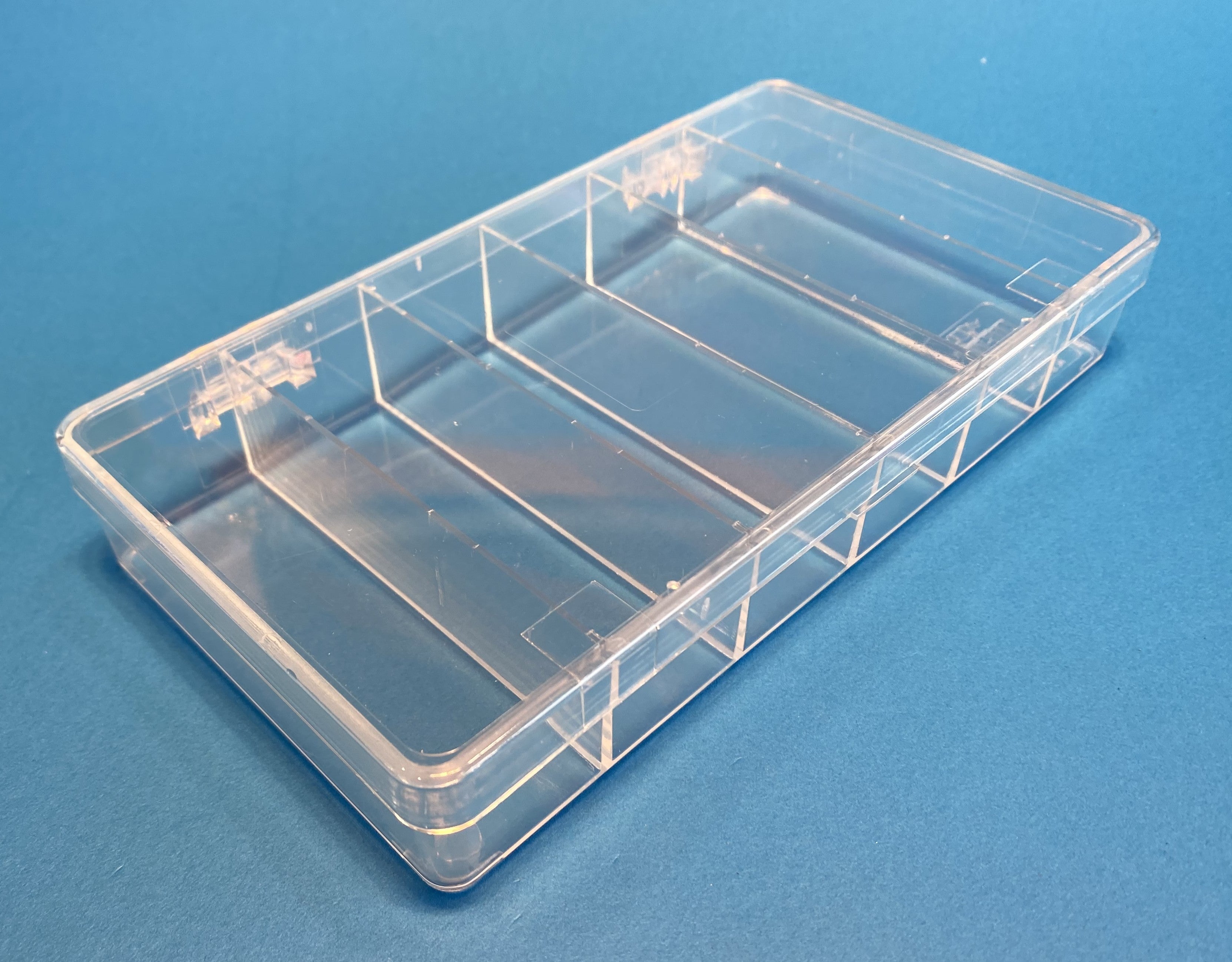 D26 case, 6 bays, molded in clear impact-protected copolymer, closed view 1
