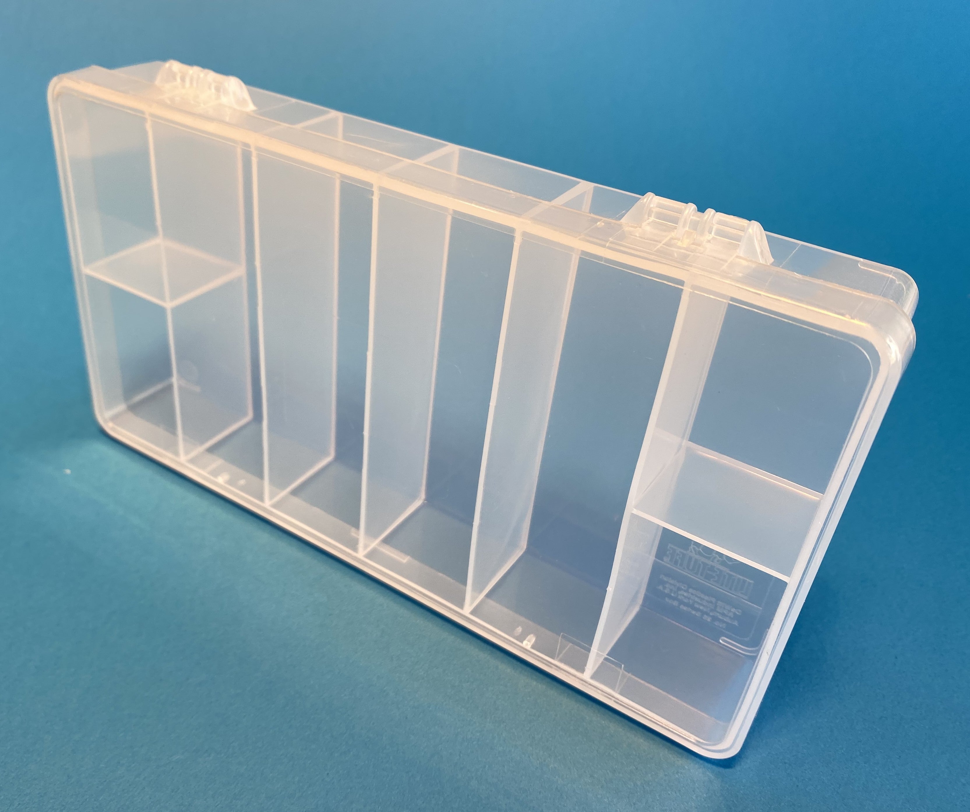 D26 case, 8 bays, molded in clear polypropylene, closed view 2