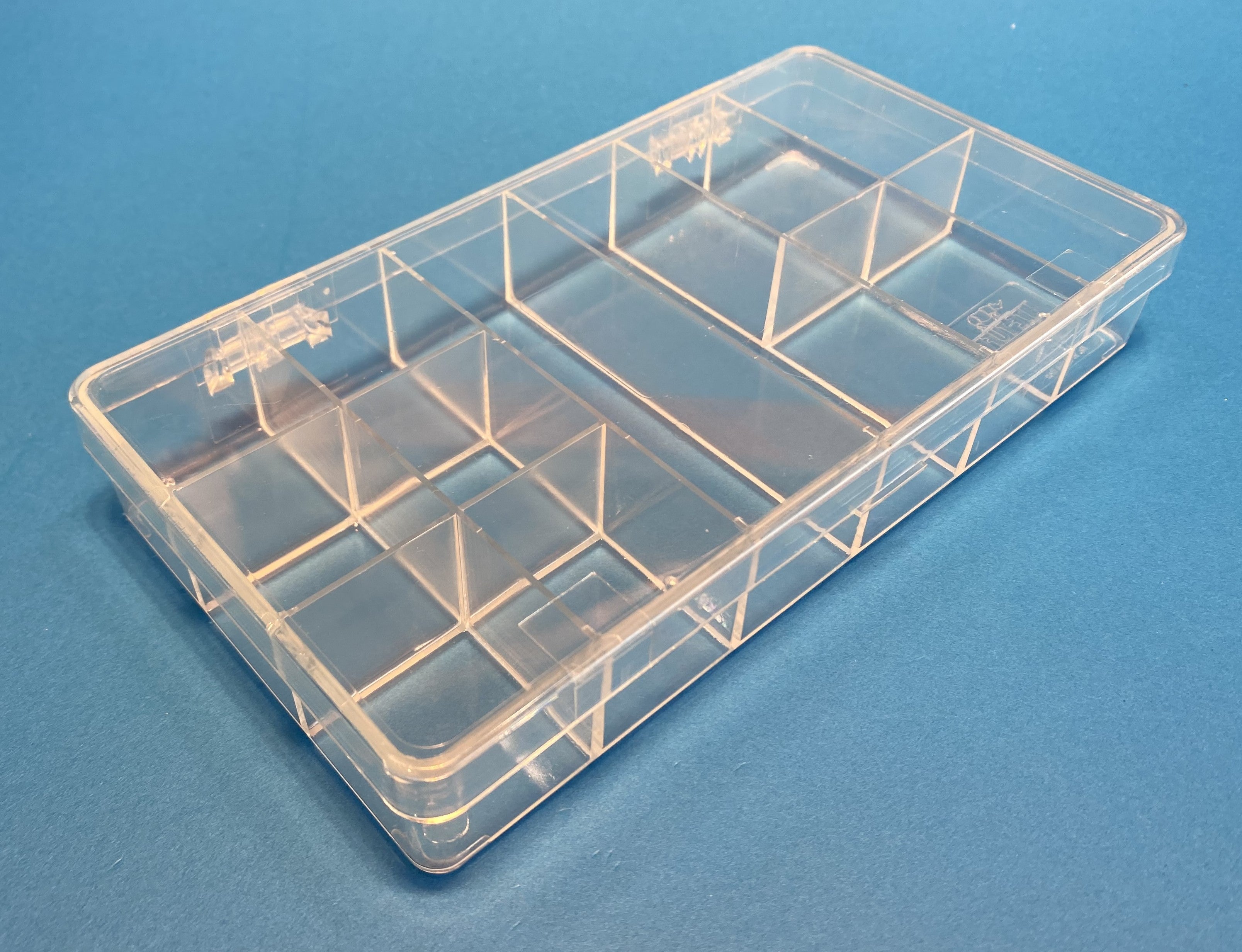 D26 case, 12 bays in configuration 2, molded in clear impact-protected copolymer, closed view 1