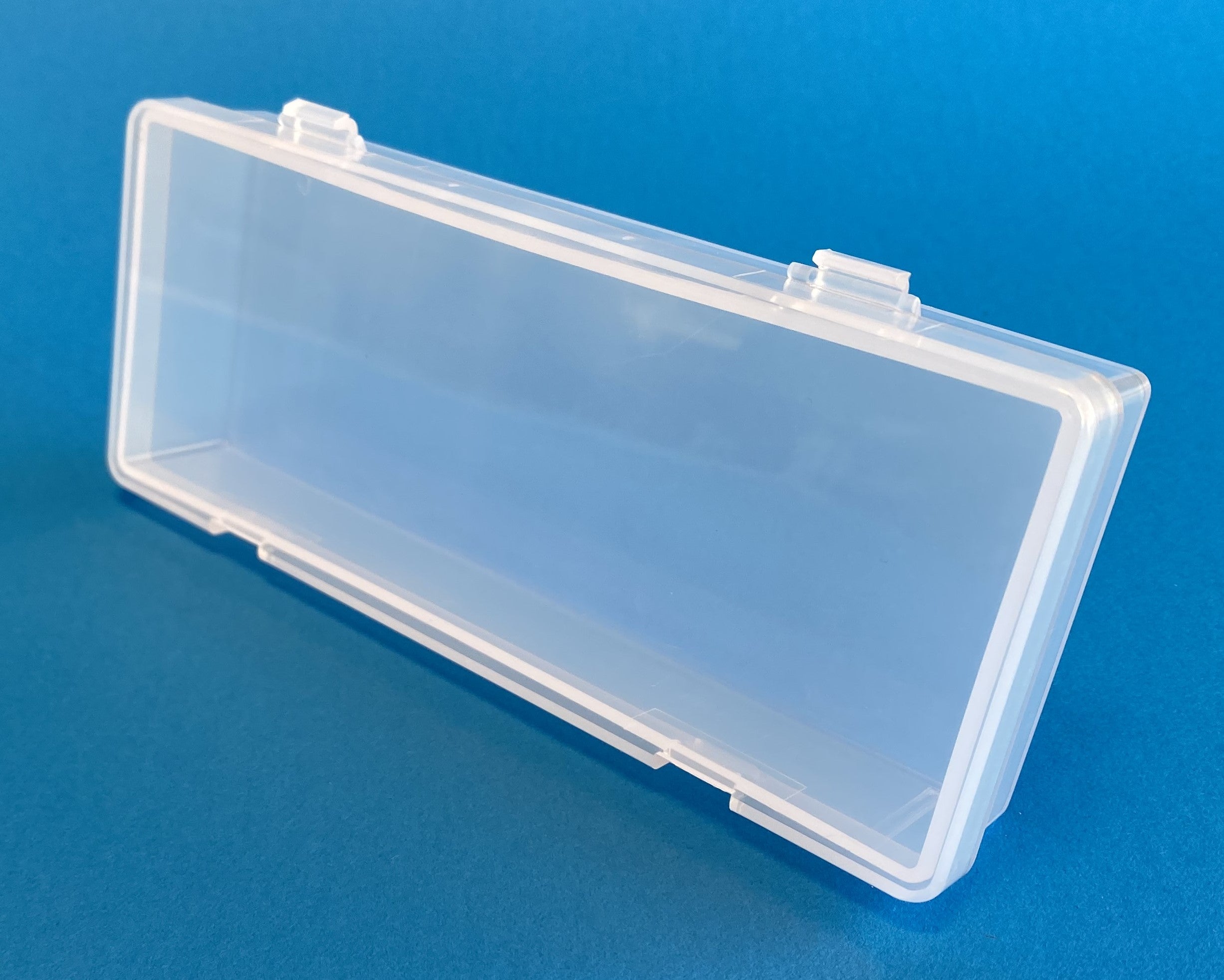 D53 case, 1 bay, molded in clear polypropylene, closed view 2