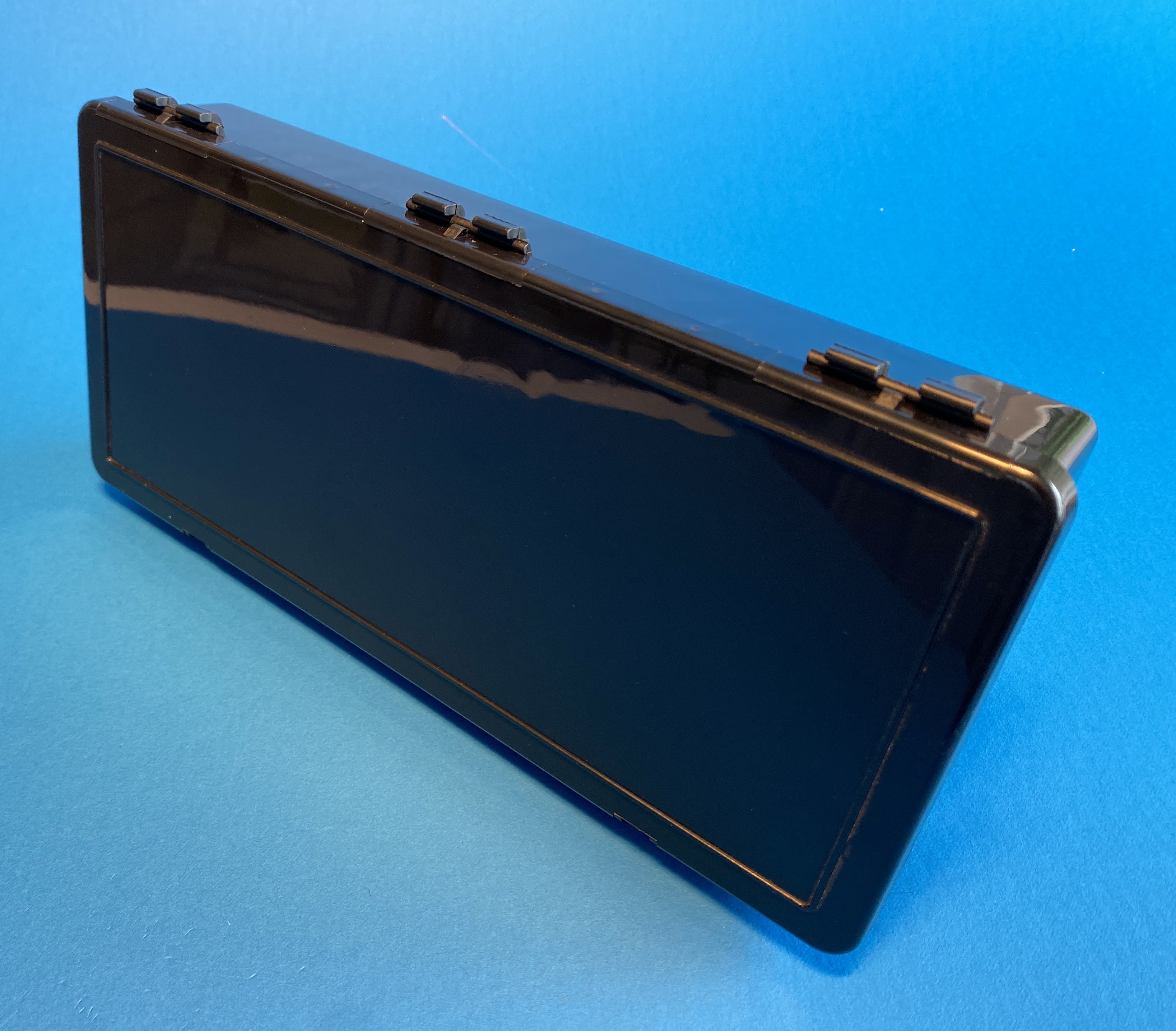 D54 case, 1 bay, molded in black conductive polypropylene, closed view 2