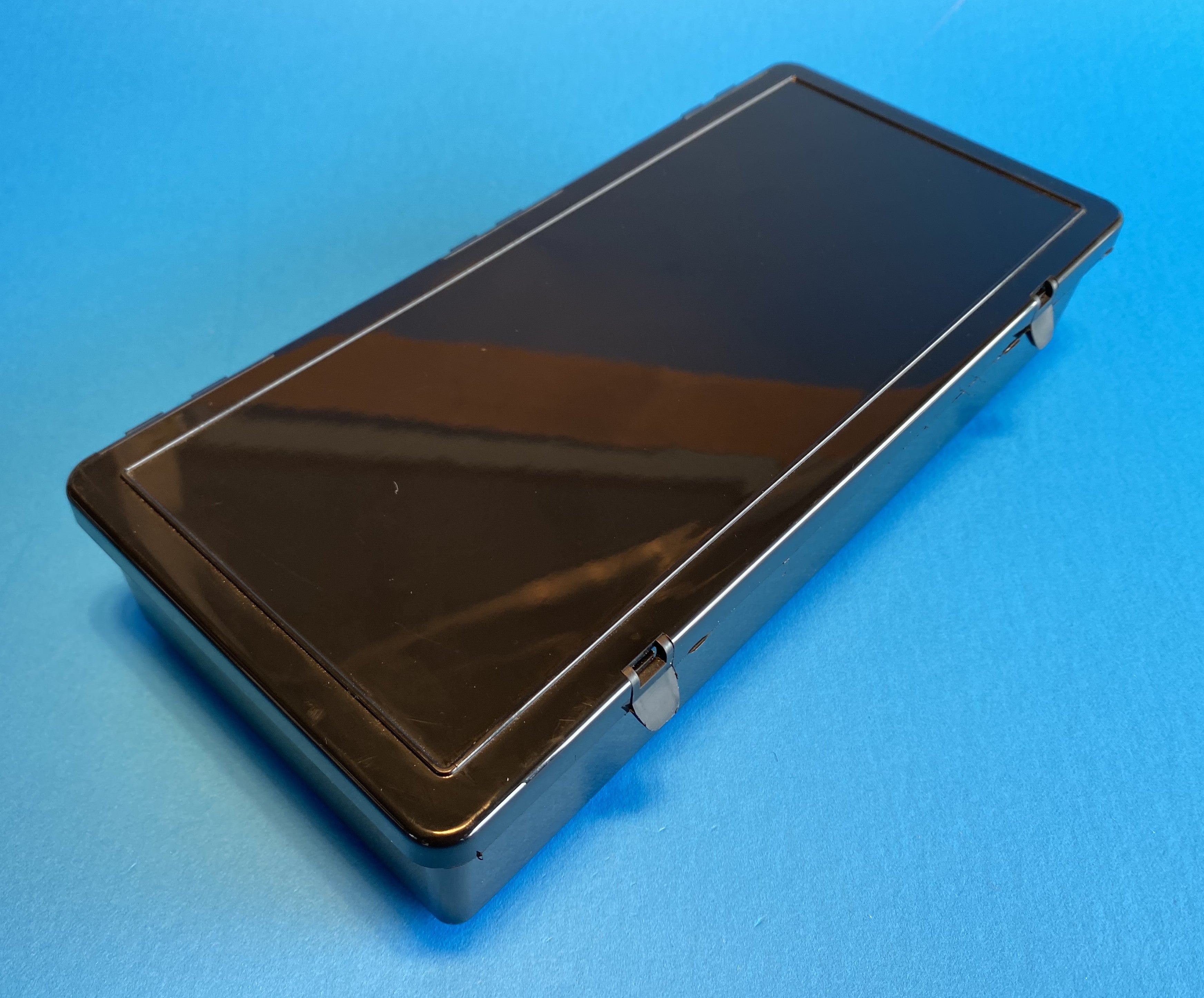 D54 case, 1 bay, molded in black conductive polypropylene, closed view 1
