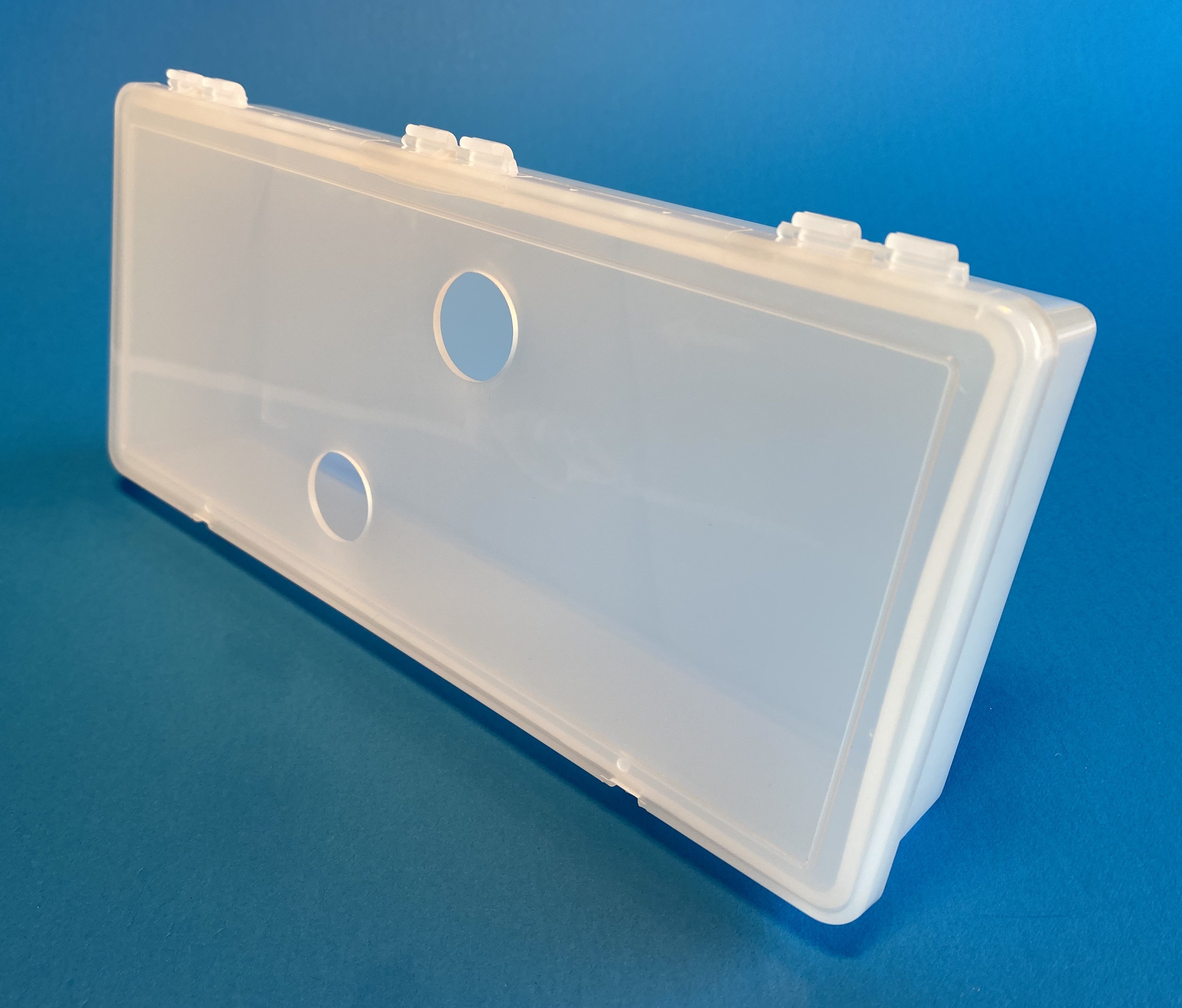 D54 case, 1 bay, with lid with two finger-holes, molded in clear polypropylene, closed view 2
