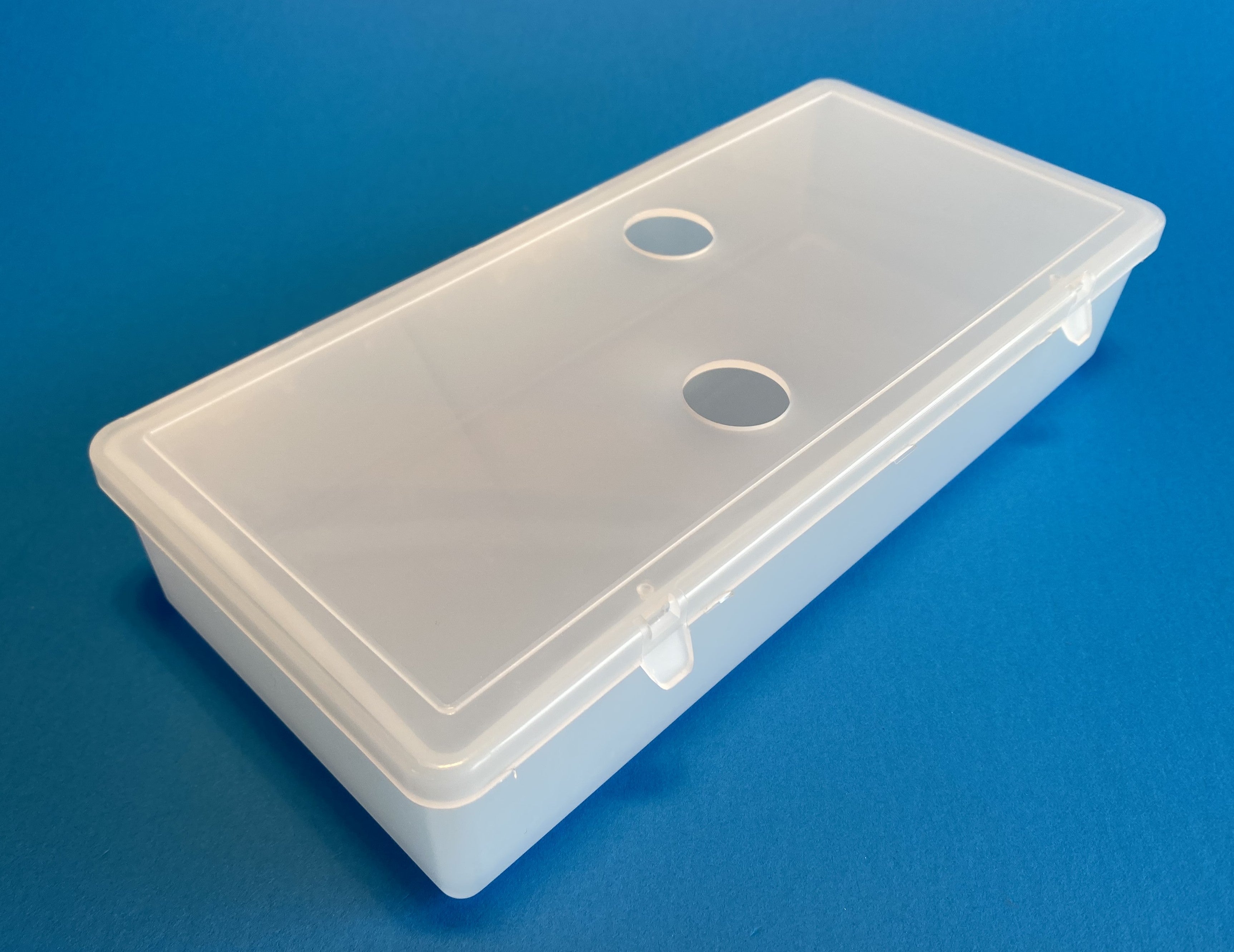 D54 case, 1 bay, with lid with two finger-holes, molded in clear polypropylene, closed view 1