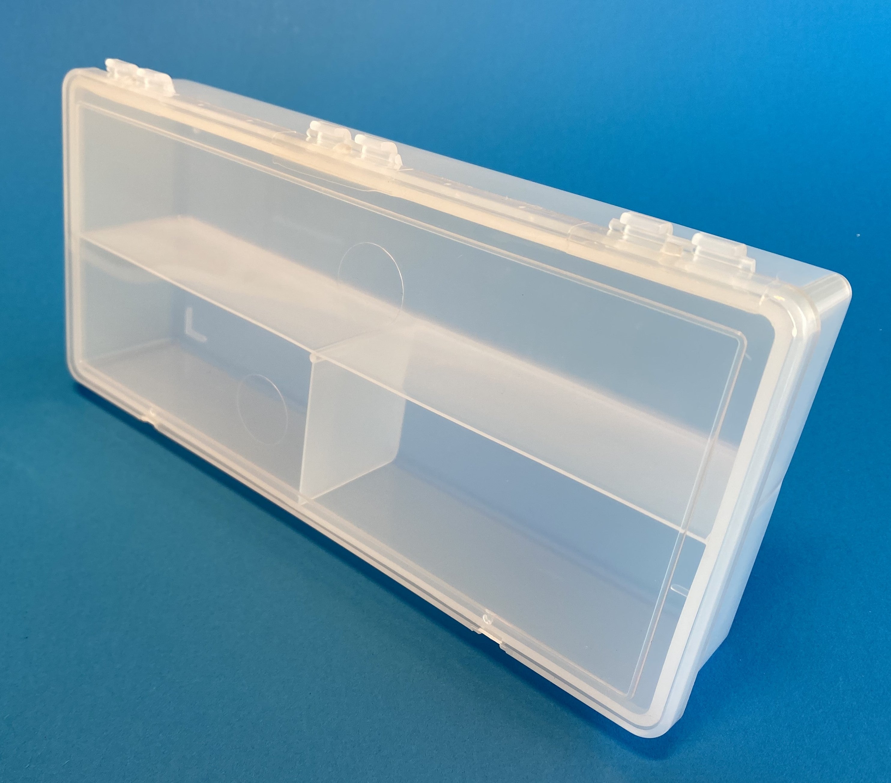 D54 case, 3 bays, molded in clear polypropylene, closed view 2