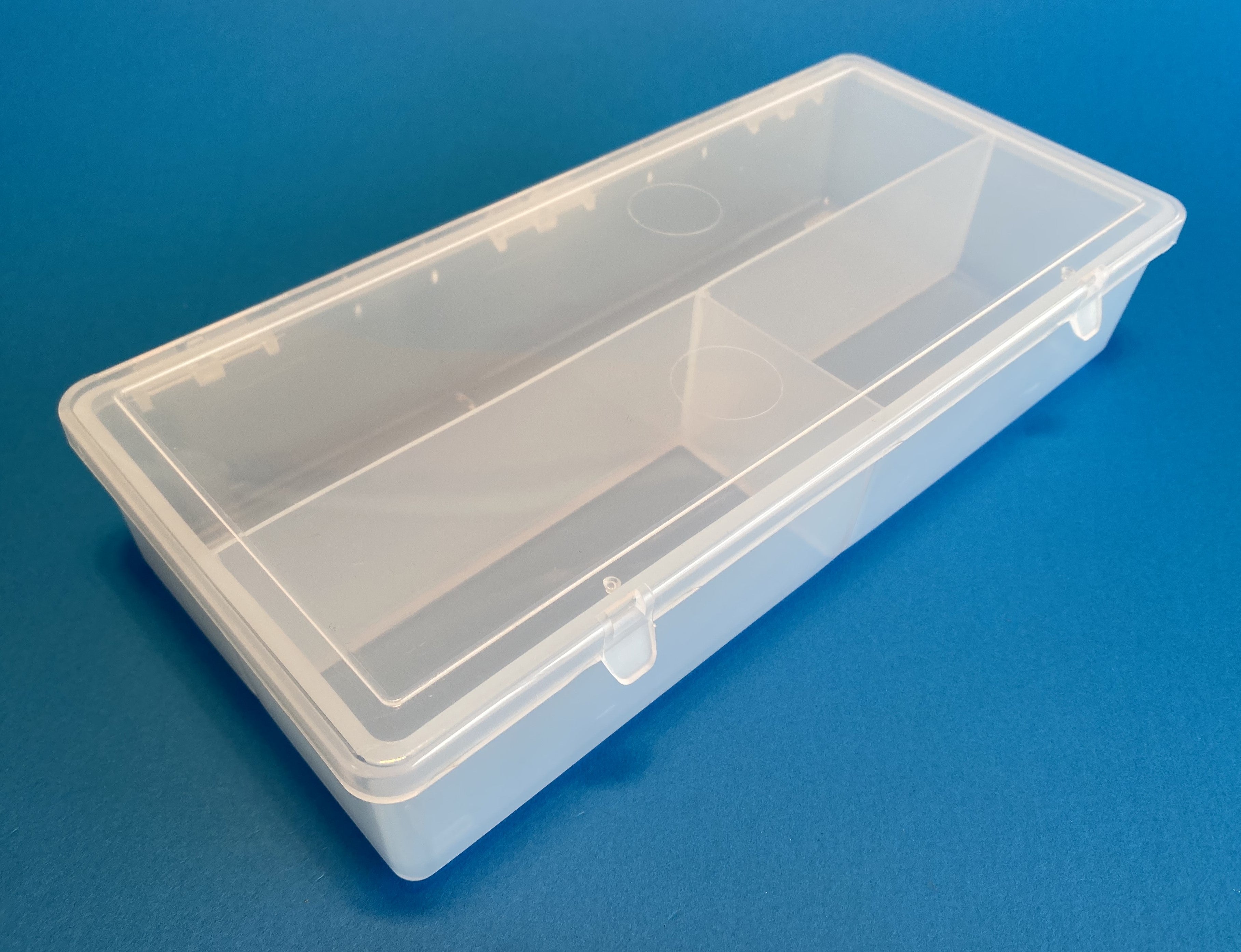 D54 case, 3 bays, molded in clear polypropylene, closed view 1