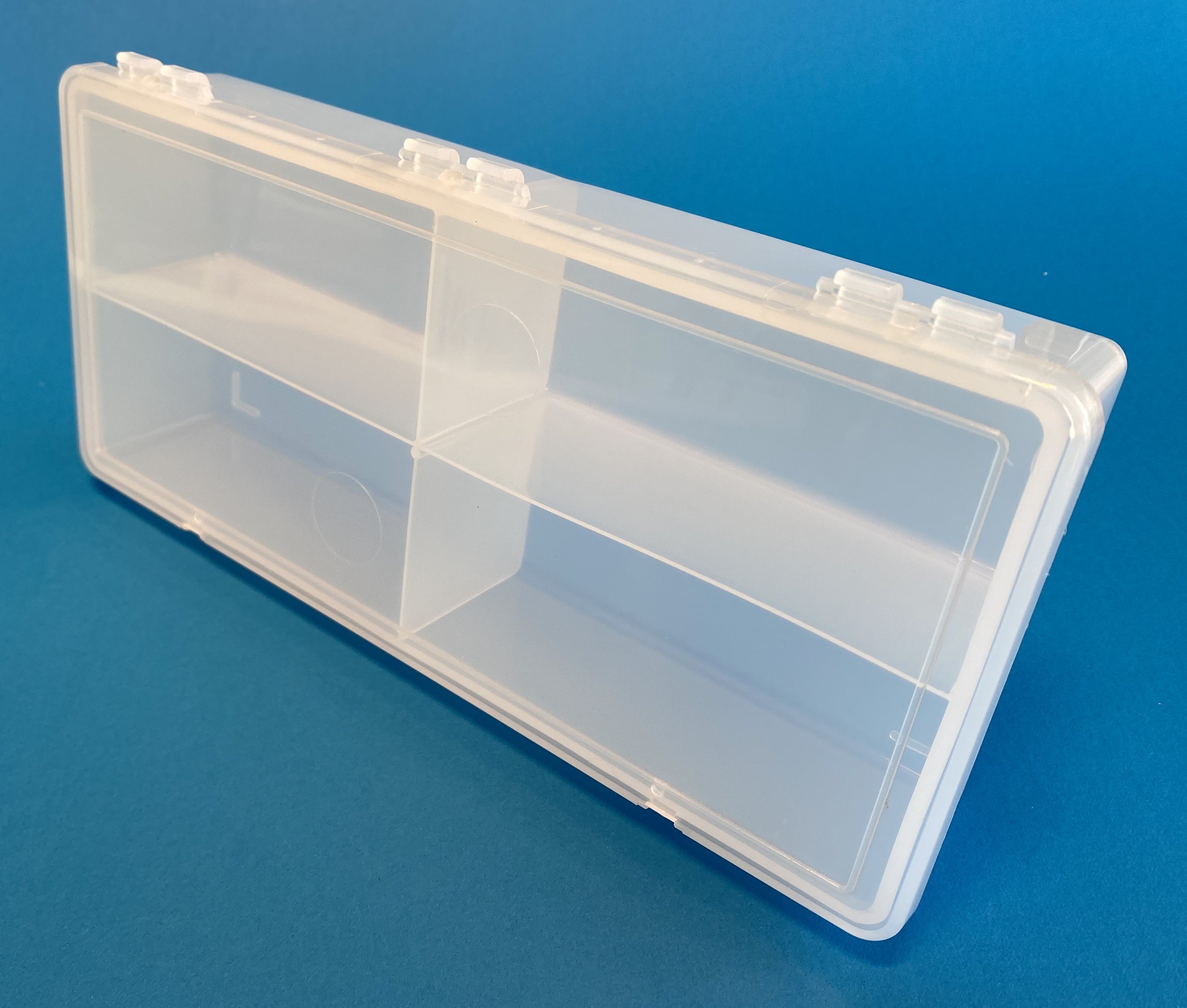 D54 case, 3 bays, molded in clear polypropylene, closed view 2